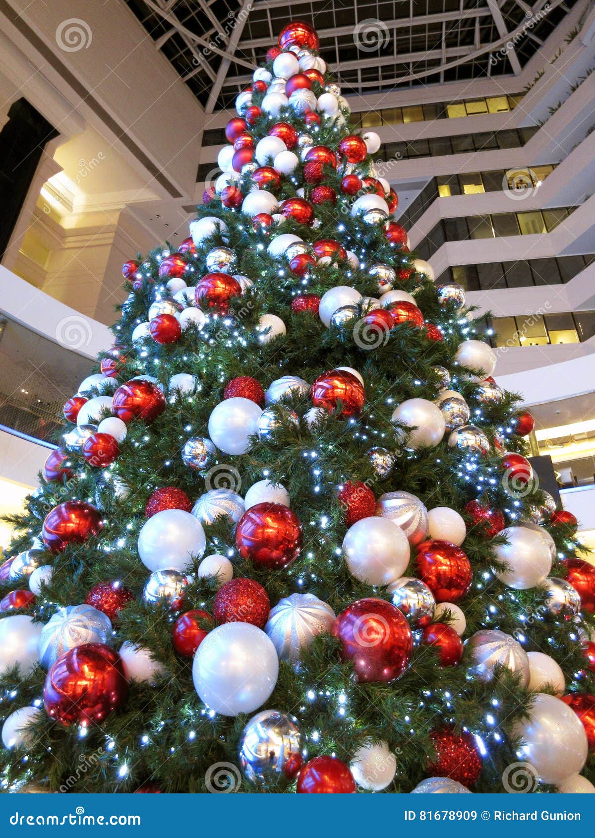 Albero Di Natale Bianco Oro E Rosso Albero Di Natale Rosso E Bianco Immagine Stock - Immagine di dicembre