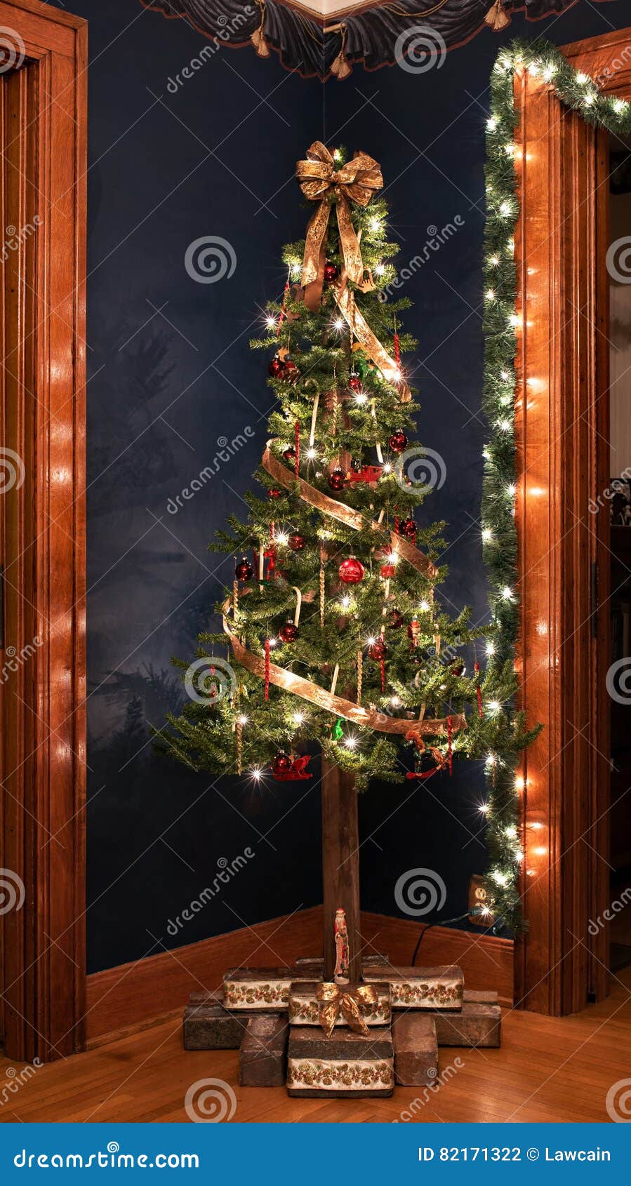 Immagini Natale Vittoriano.Albero Di Natale Vittoriano Contro La Parete Dei Blu Navy Fotografia Stock Immagine Di Decorato Artificiale 82171322