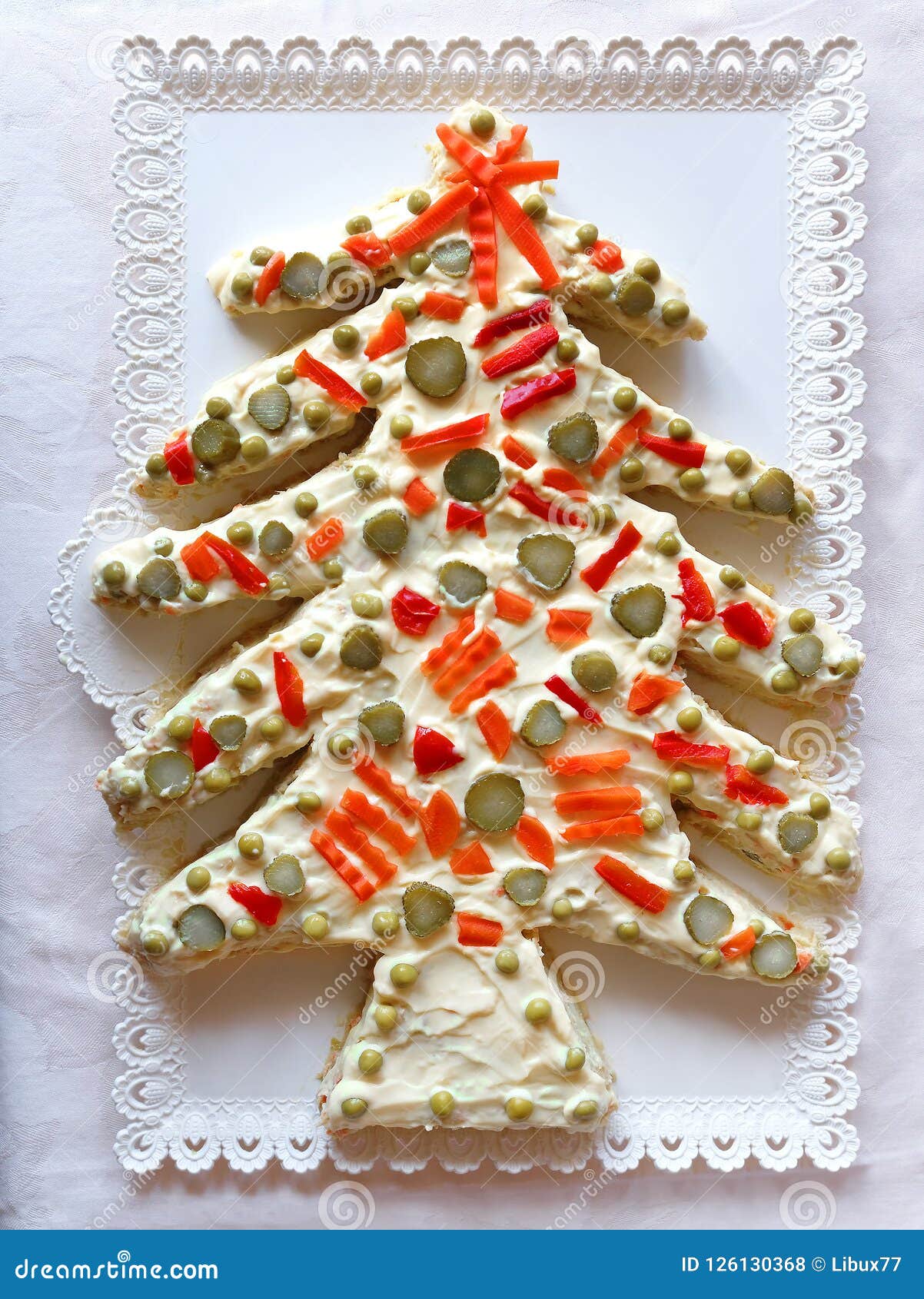 Decorazioni Natalizie Per Insalata Russa.Albero Russo Di Natale Di Natale Dell Insalata A Forma Di Fotografia Stock Immagine Di Shaped Decorato 126130368