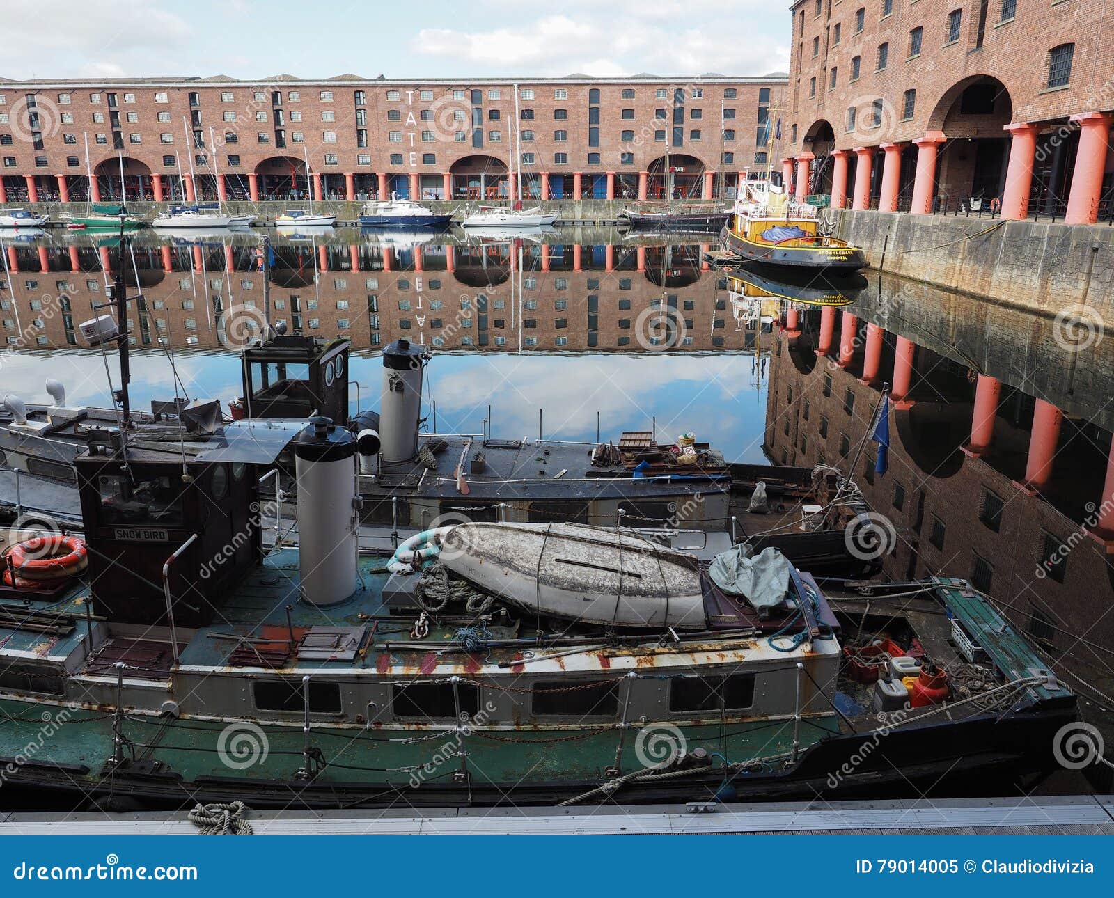 Albert Dock i Liverpool. LIVERPOOL UK - CIRCA JUNI 2016: Det Albert Dock komplexet av skeppsdockabyggnader och lager