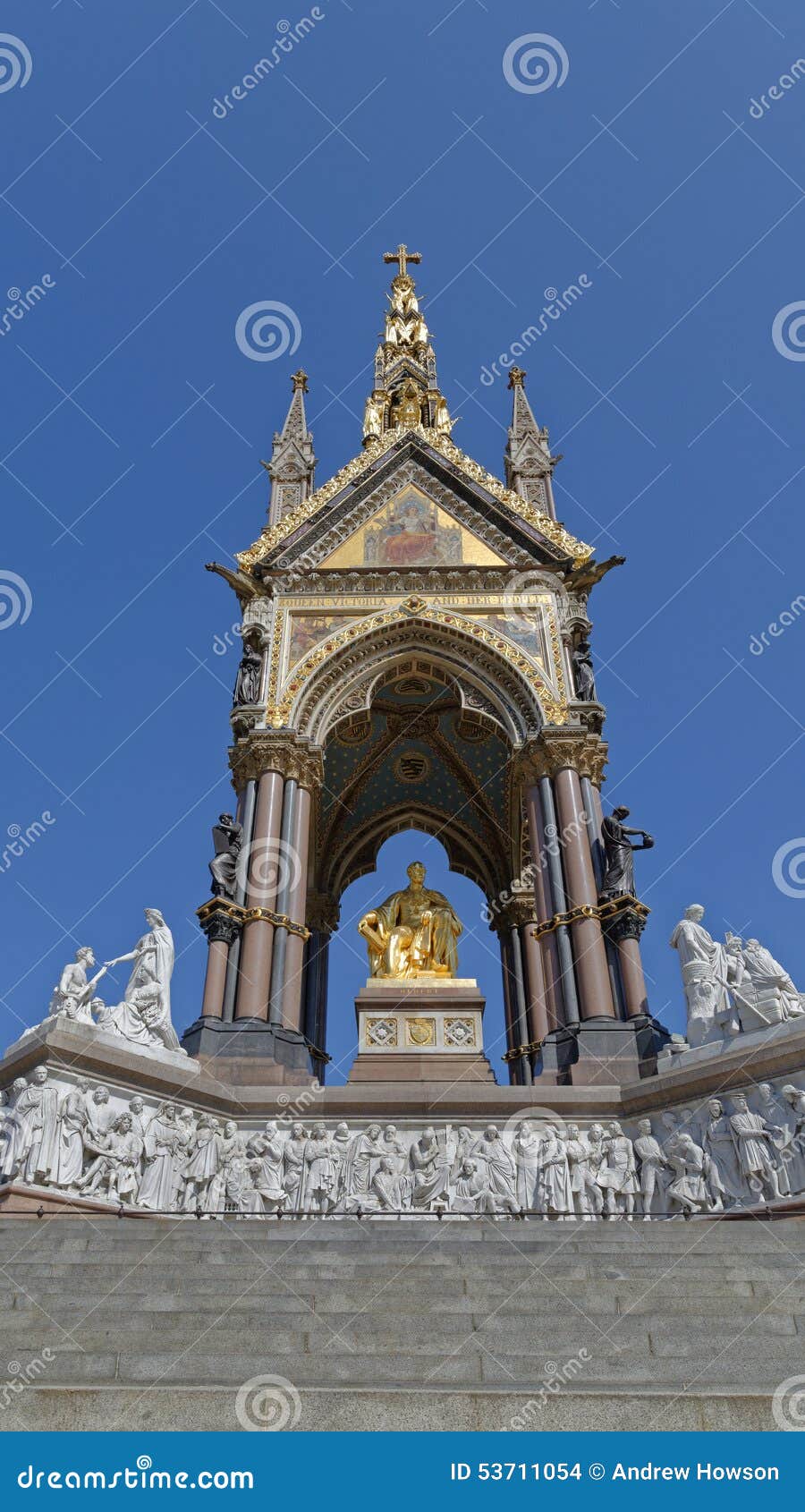 Albert Memorial London England. Bild genommen von Albert Memorial aufgestellt in Kensington-Gärten, London, England, direkt zum Norden königlichen Albert Halls Es wurde von der Königin Victoria zum Gedenken an ihren Ehemann, Prinz Albert in Auftrag gegeben, der an typhusartigem im Jahre 1861 starb