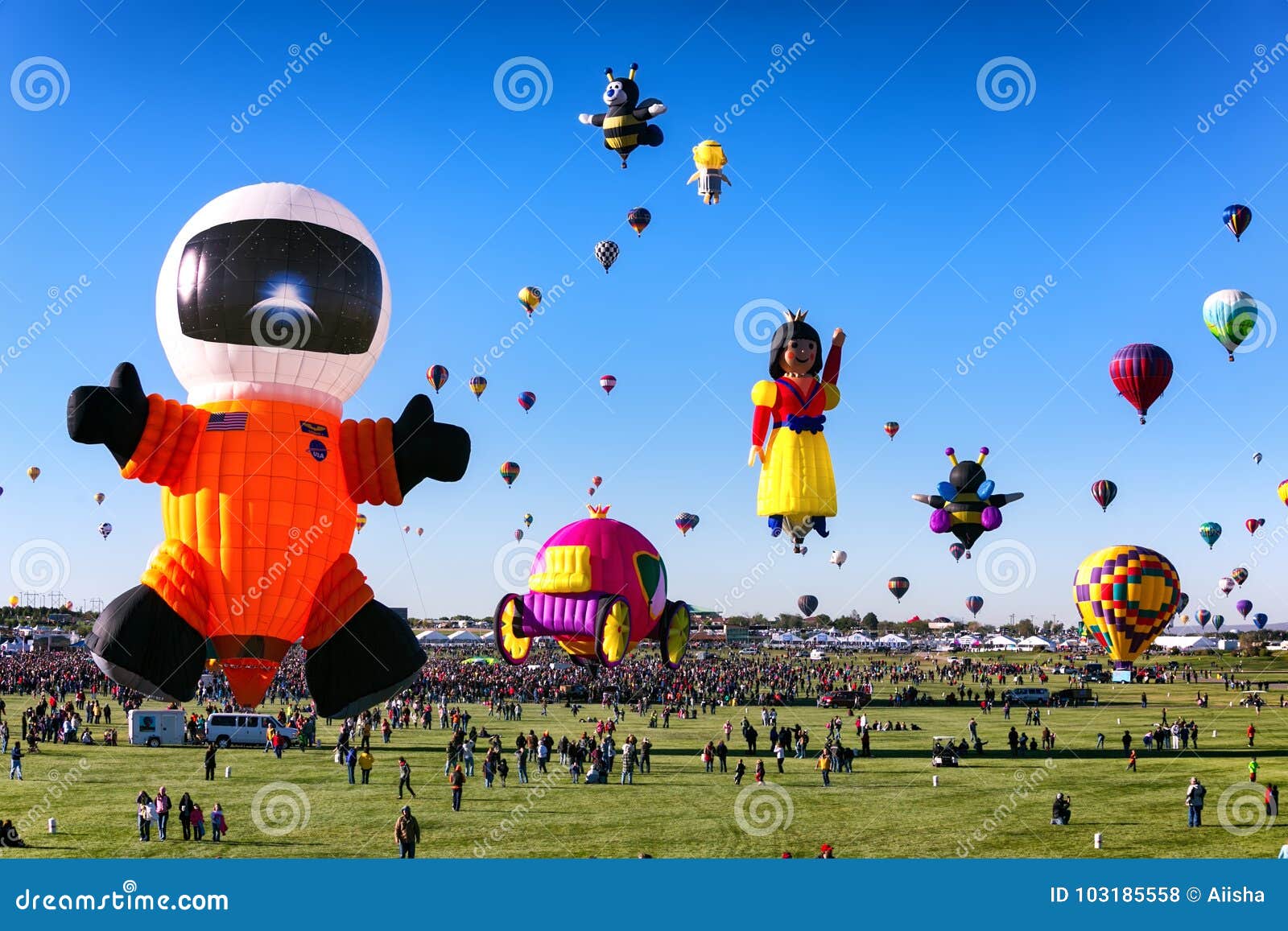 ALBUQUERQUE, NANÔMETRO - 6 DE OUTUBRO DE 2013: Festa de Baloon do ar quente em Albuquerque, New mexico