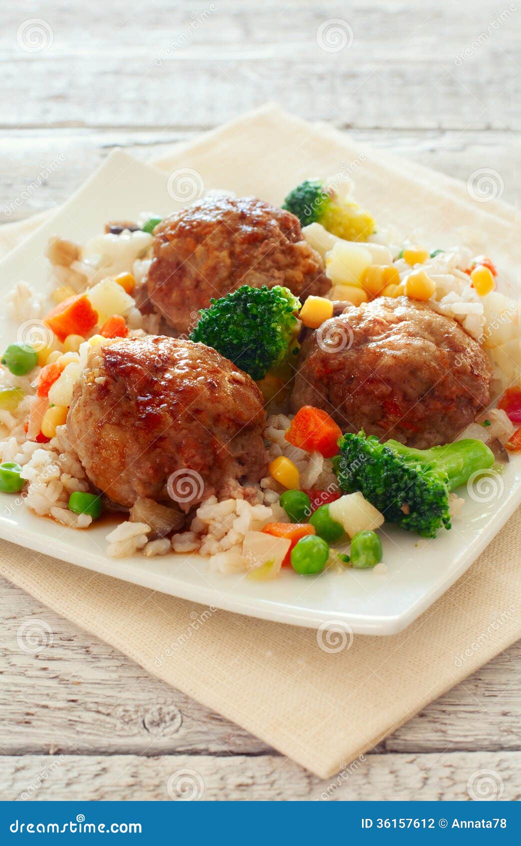 Albóndigas Con Arroz Y Verduras Foto de archivo Imagen de parrilla