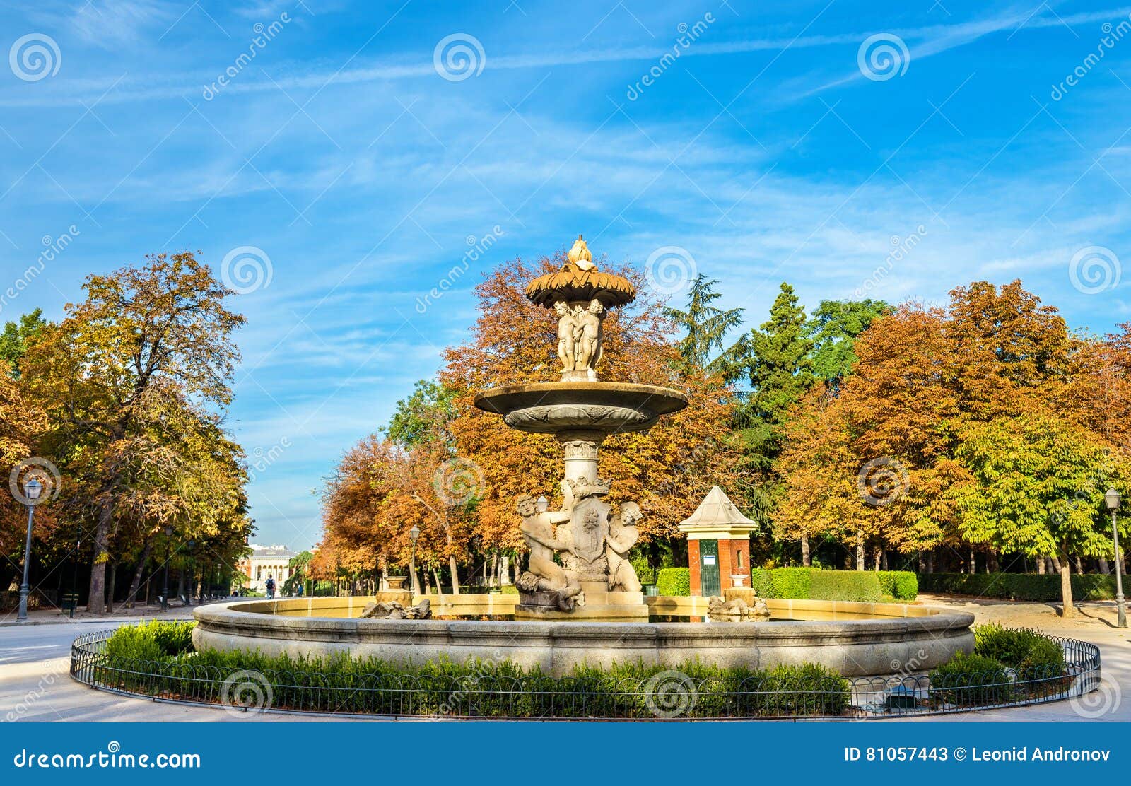 alcachofa fountain in the buen retiro park - madrid