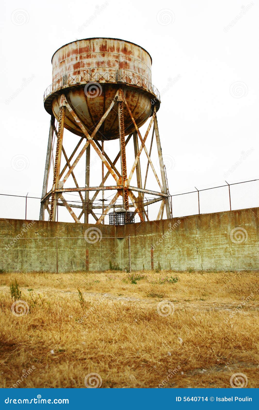 Alcatraz tower rdzewiejąca wody. Alkatraz zamknięte przez wyspy stare więzienie rdzewiał tower widok wody ogrodu