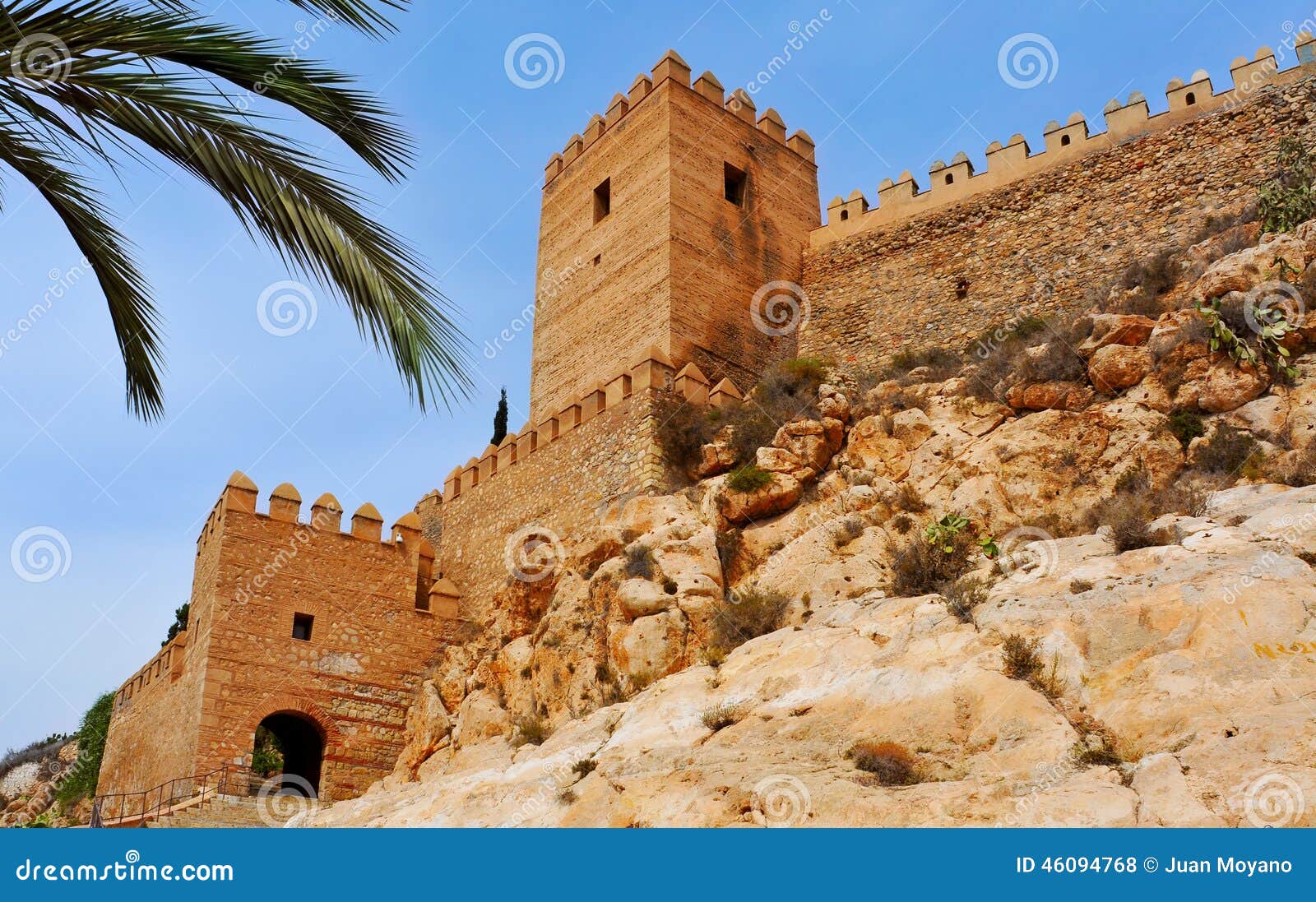 Alcazaba av Almeria, i Almeria, Spanien. En sikt av väggarna av Alcazabaen av Almeria, i Almeria, Spanien