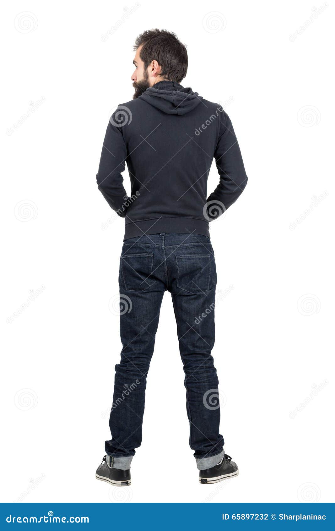 Sudadera negra con capucha en hombre aislado