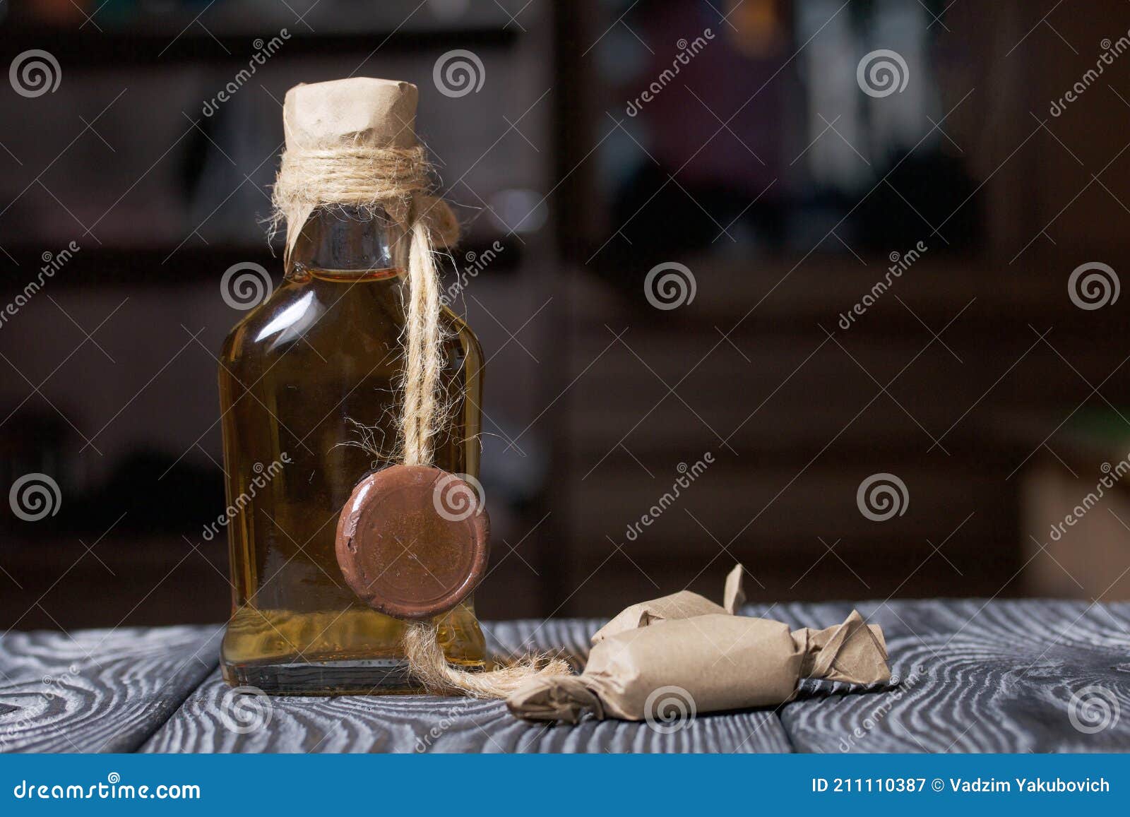 Alcool-cadeau. Une Bouteille D'alcool Est Sur Les Planches. Bonbons à  Proximité. Plan Rapproché Image stock - Image du personne, apéritif:  211110387