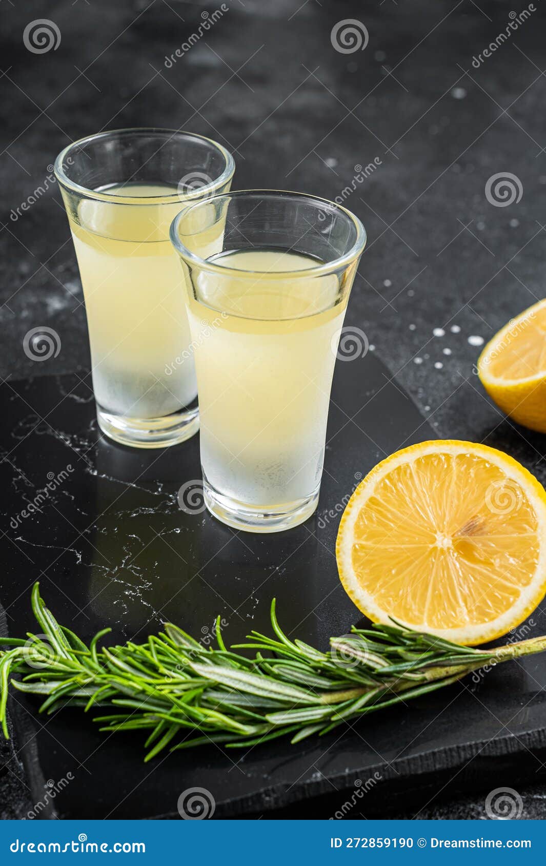 Limoncello Italien Traditionnel Ou Liqueur De Citron Photo stock