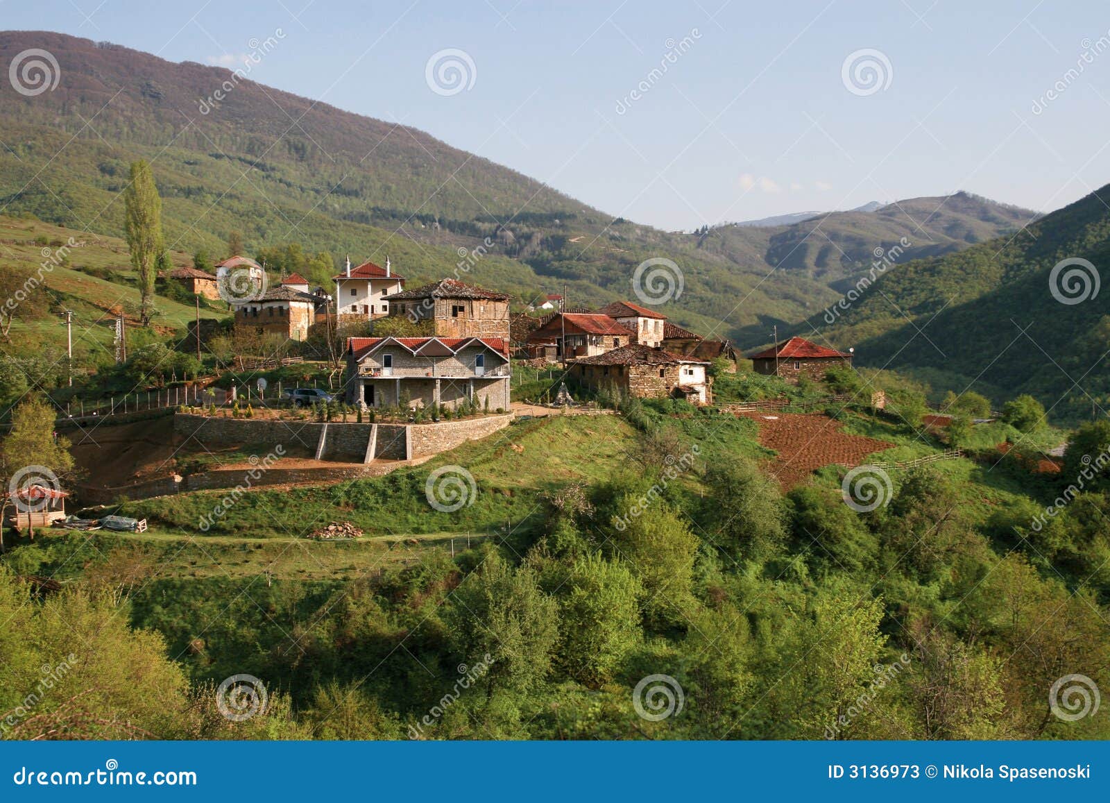 Aldea en Macedonia. Aldea vieja en las montañas en Macedonia