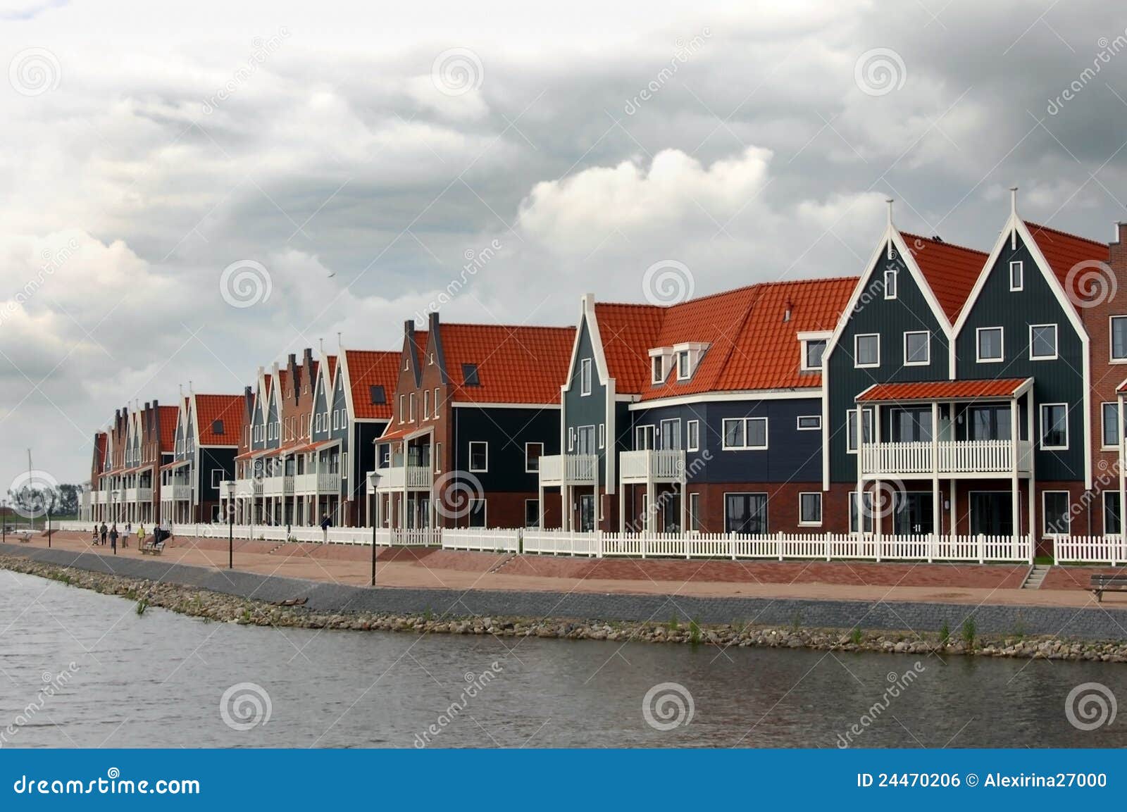 Casas coloridas no beira-rio na aldeia piscatória de Volendam holland