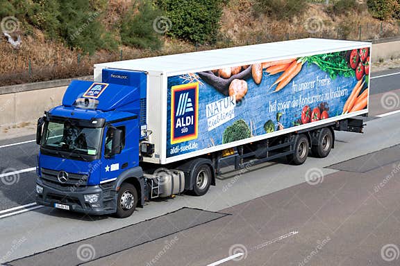 Aldi Klagte LKW Auf Autobahn Redaktionelles Stockfoto Bild von
