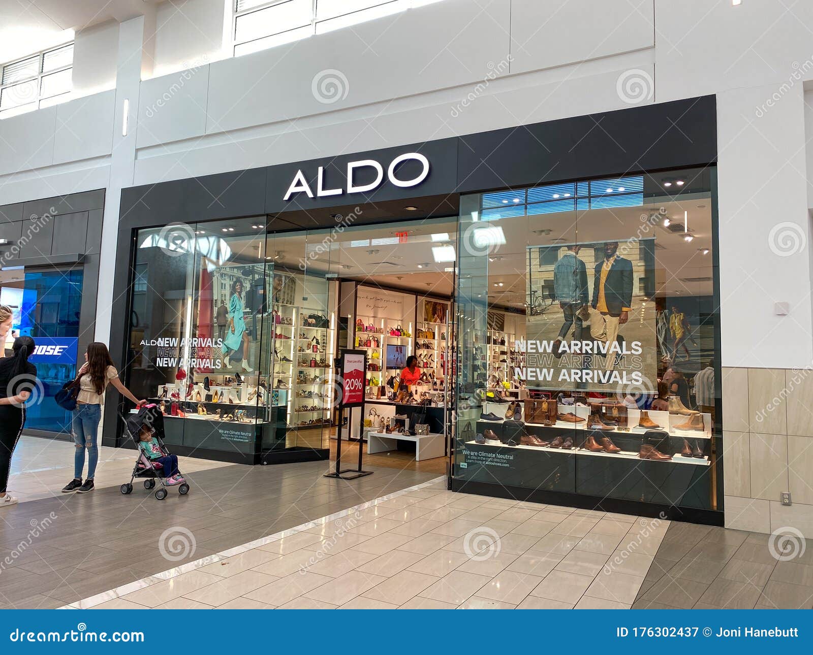An Aldo Retail Fashion Shoes and Accessories Store in an Indoor Mall in Orlando, FL Editorial Photography - Image display, purse: 176302437