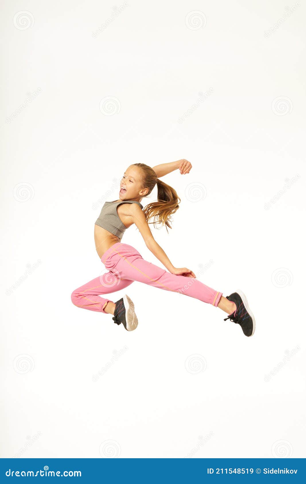 Alegre Linda Chica Con Ropa Deportiva Saltando En El Estudio Imagen de  archivo - Imagen de deporte, muchacha: 211548519