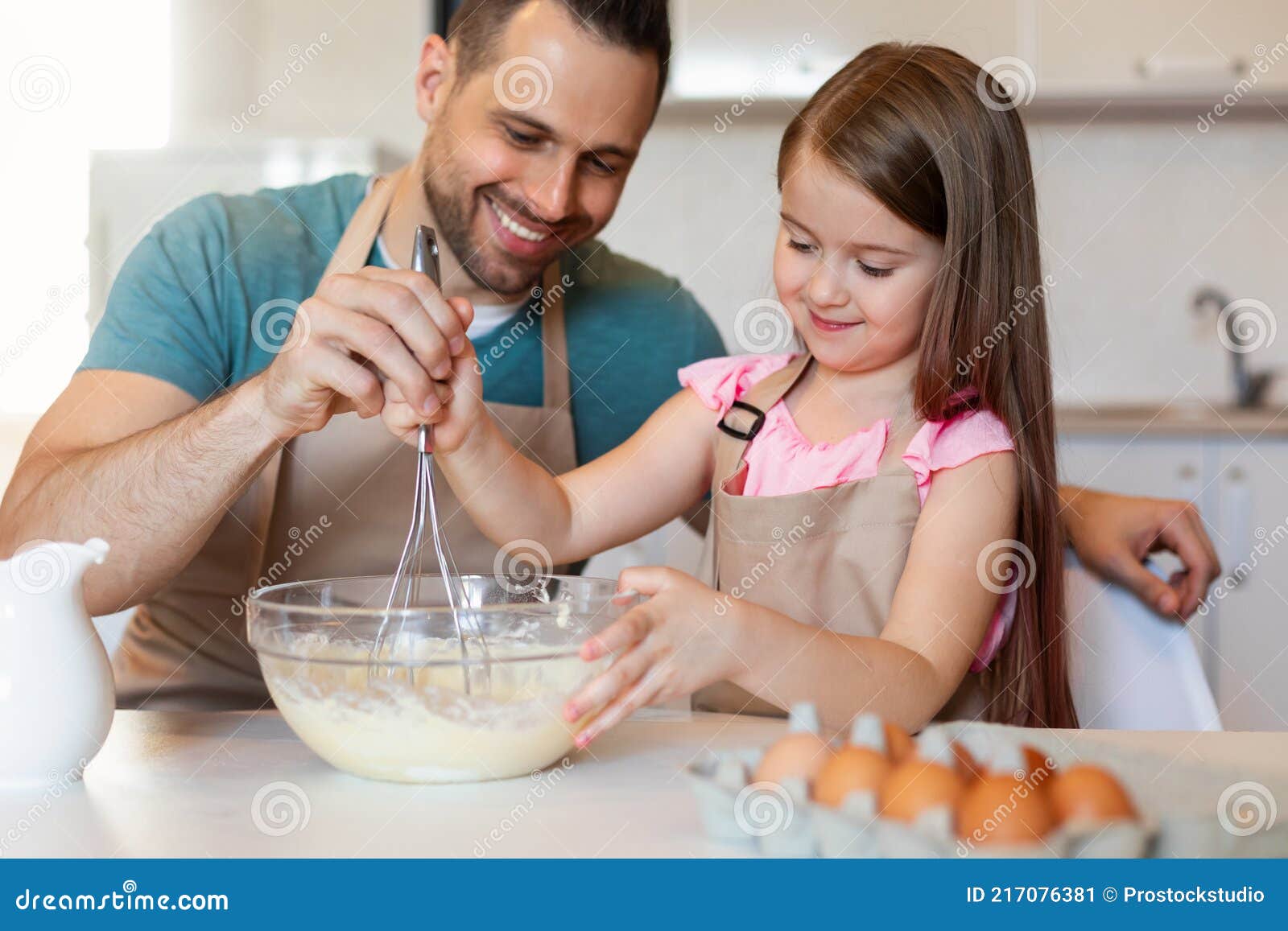 Alegre Padre E Hija Cocinando Panqueques Haciendo Masa En La Cocina Imagen  de archivo - Imagen de pasta, ocio: 217076381