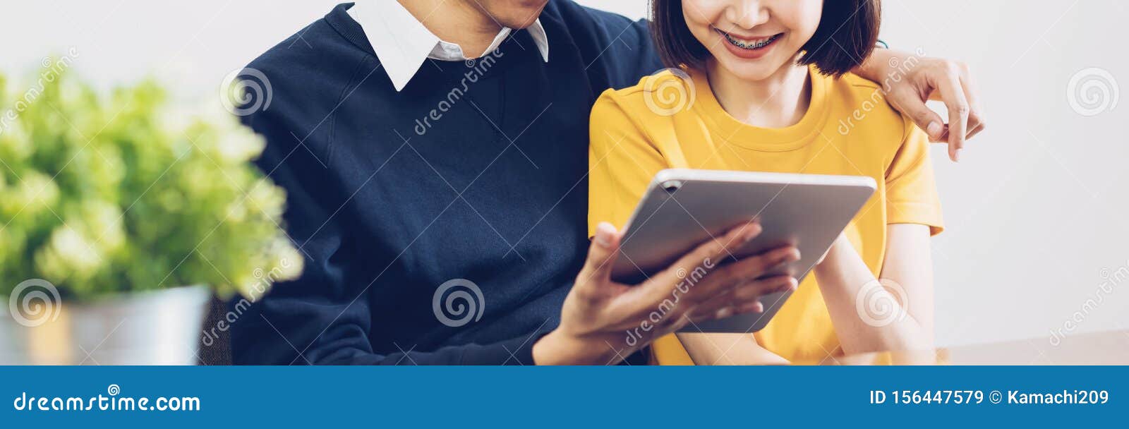 Tcap Asiáticos Felices Usando La Tableta Digital Y Online Juntos En Casa. La Proporción De Bandera Para Los Anuncios. Imagen de archivo - Imagen de lazo, compras: 156447579 Tcap Asiáticos Felices Usando La Tableta Digital Y Online Juntos En Casa. La Proporción De Bandera Para Los Anuncios. Imagen de archivo - Imagen de lazo, compras: 156447579