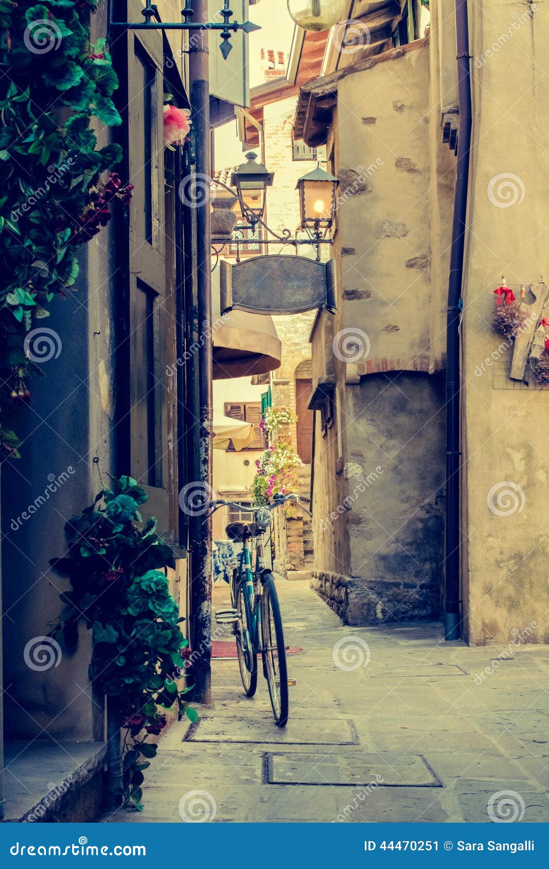 Aleia Giulia-italiana de Grado-Friuli Venezia com bicicleta. Bike a inclinação contra uma parede em Grado, Friuli Venezia Giulia, Itália