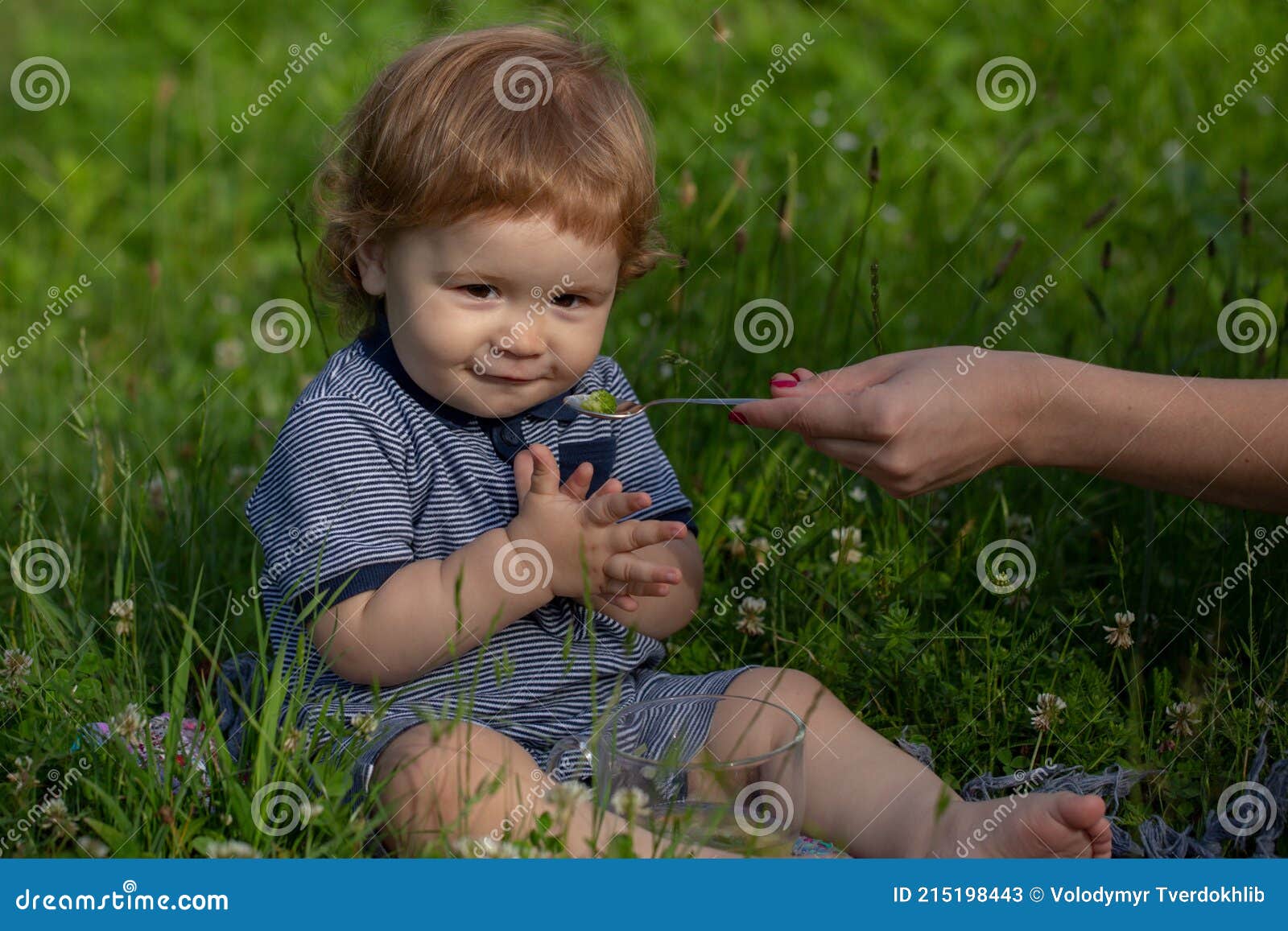 Aleitamento Bebê. Mães Alimentando O Bebê Com Uma Colher. Creche De Ração De Verão. Bom Dia Na Fazenda. Imagem de Stock - Imagem de puericultura, fome: 215198443 Aleitamento Bebê. Mães Alimentando O Bebê Com Uma Colher. Creche De Ração De Verão. Bom Dia Na Fazenda. Imagem de Stock - Imagem de puericultura, fome: 215198443