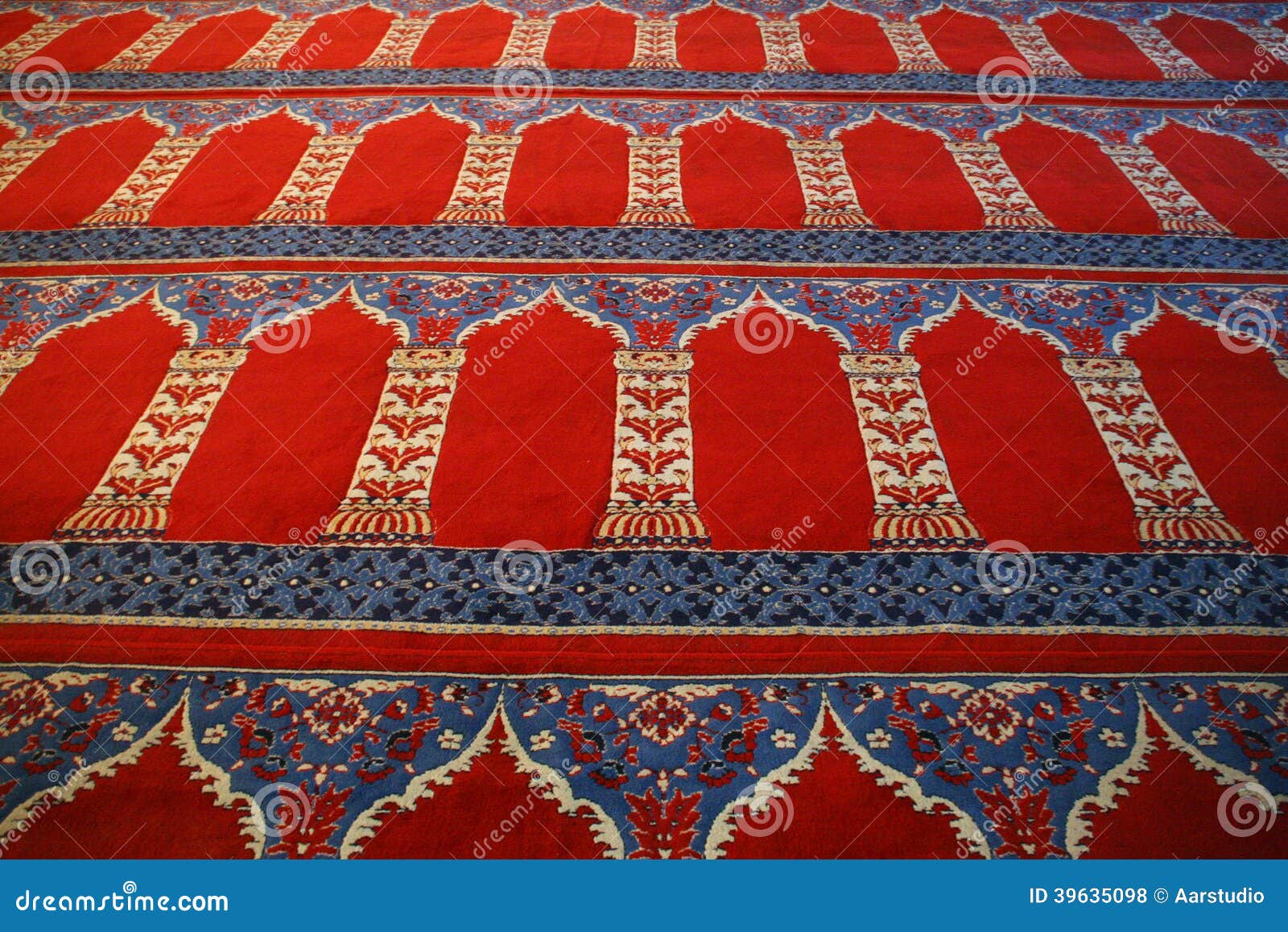 Alfombra Roja Con Motivo árabe De Una Mezquita (mezquita Azul ...