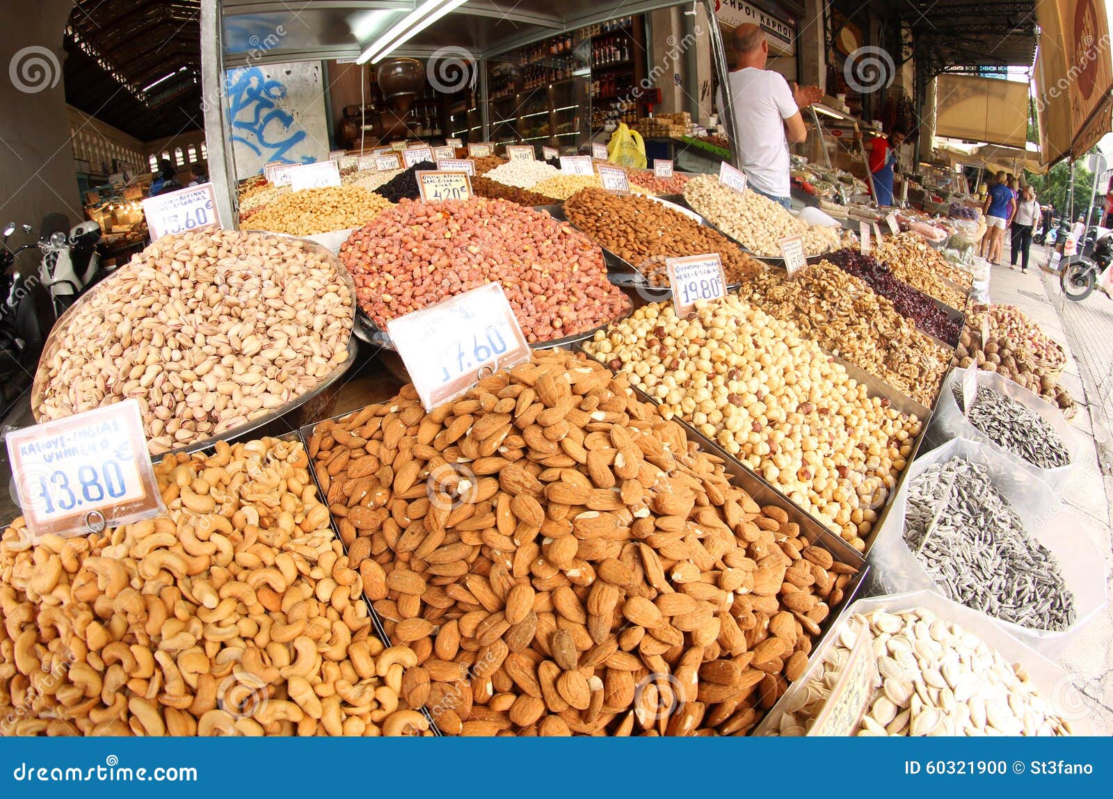 Algemene markt van Athene. Details van gedroogd fruitboxen in de markt van Athene 2015