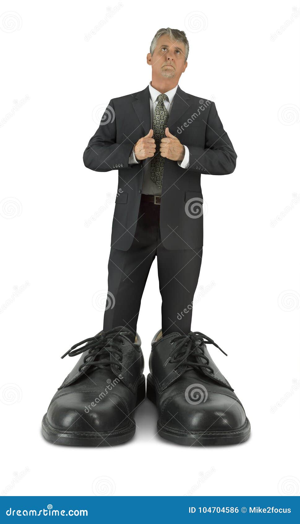 Algunos Zapatos Grandes Llenar Al Hombre Que Se Coloca En Calzado Brillante Gigante Del Negocio Foto de archivo - Imagen negro, gigante: 104704586