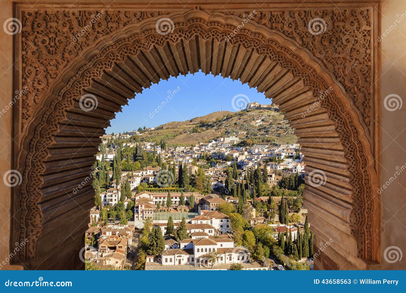 Alhambra Arch Granada Cityscape Andalusia Spanien. Alhambra Castle Arch Intricade Moorish planlägger Cityscape Granada Andalusia Spanien