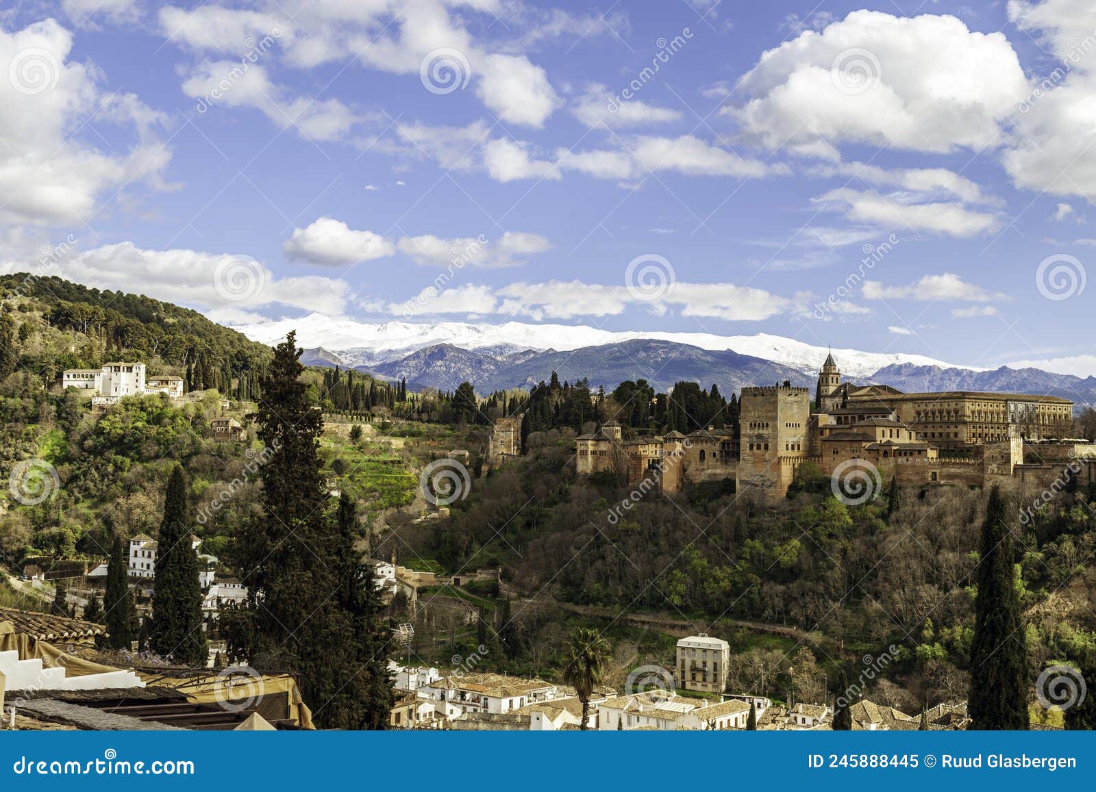 alhambra en generalife in granada zijn historische bouwkundige juwelen waar jaarlijks ontelbare bezoekers komen genieten.