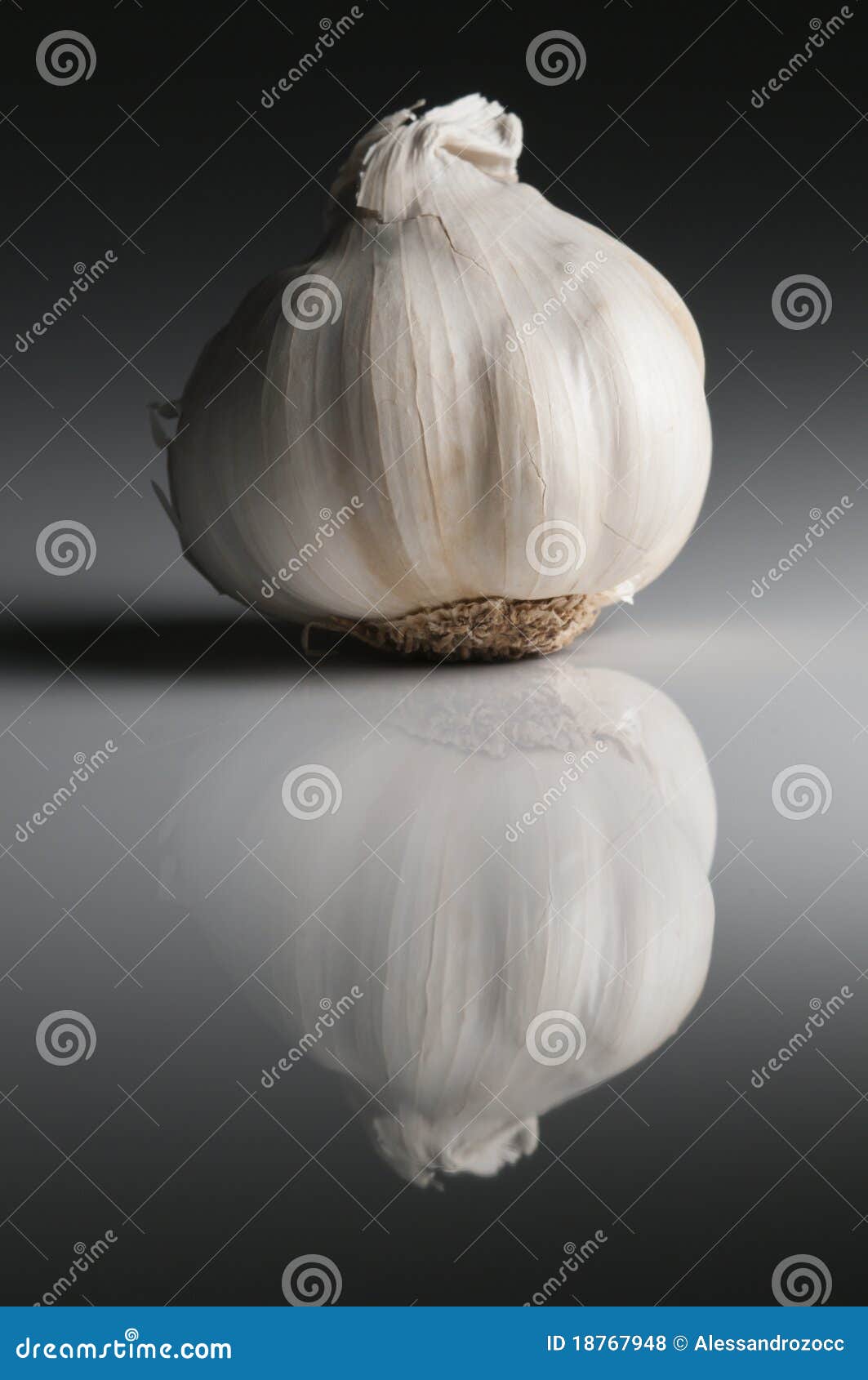 Alho pronto para preparar o alimento italiano tradicional