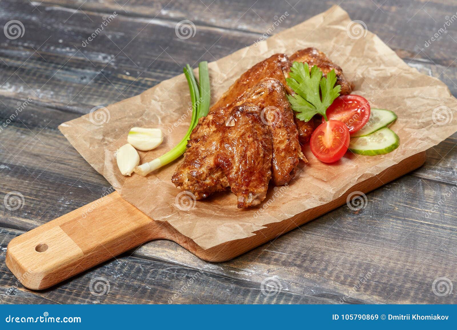 Ali Di Pollo Al Forno Croccanti Sul Bordo Di Legno Immagine Stock Immagine Di Alimento Casalingo 105790869