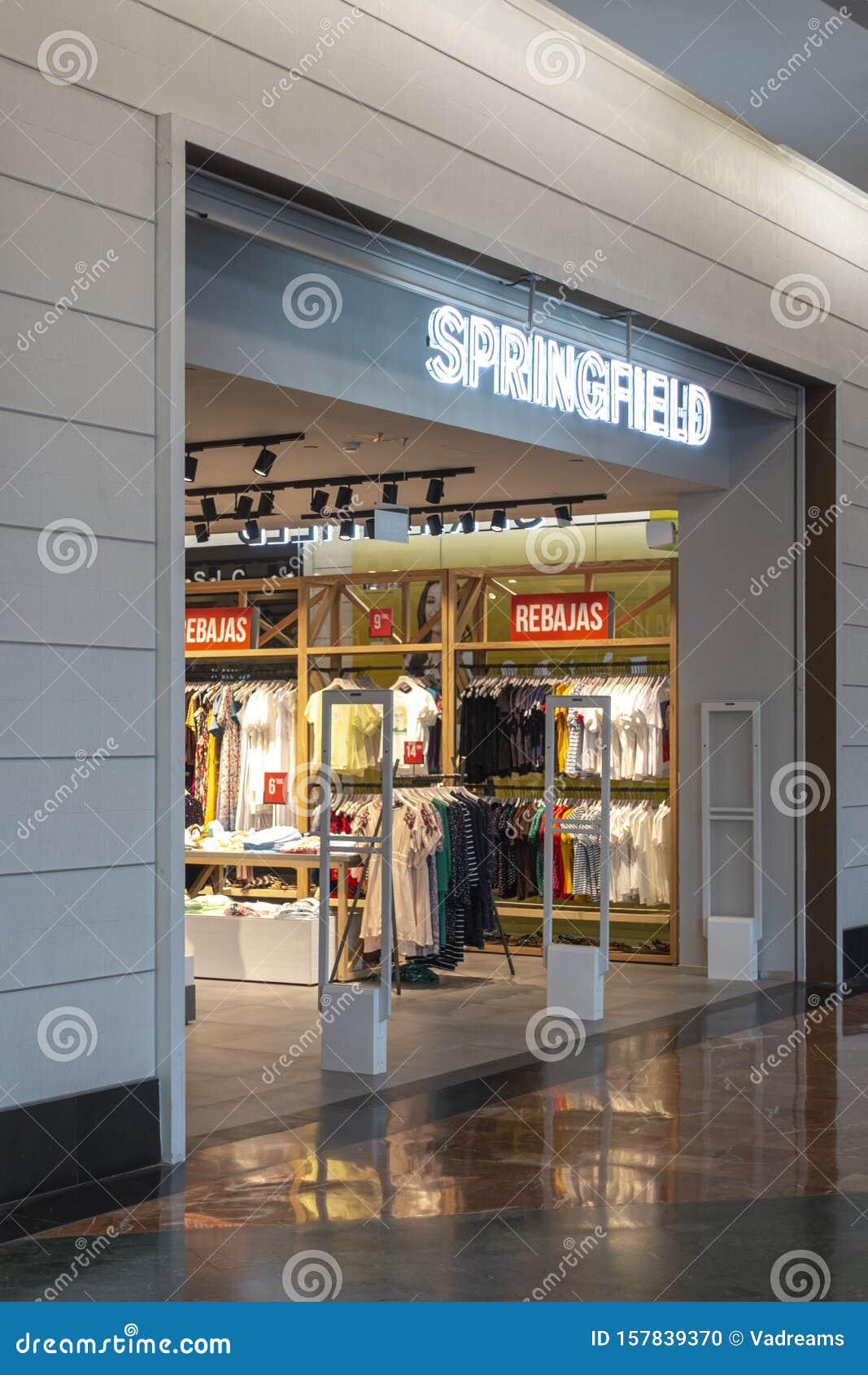 Alicante, EspaÃ±a, 18 Junio De 2019: Tienda Springfield En El Centro Comercial Gran Alicante, EspaÃ±a. Springfield Es Un Imagen editorial - Imagen de tienda, producto: 157839370