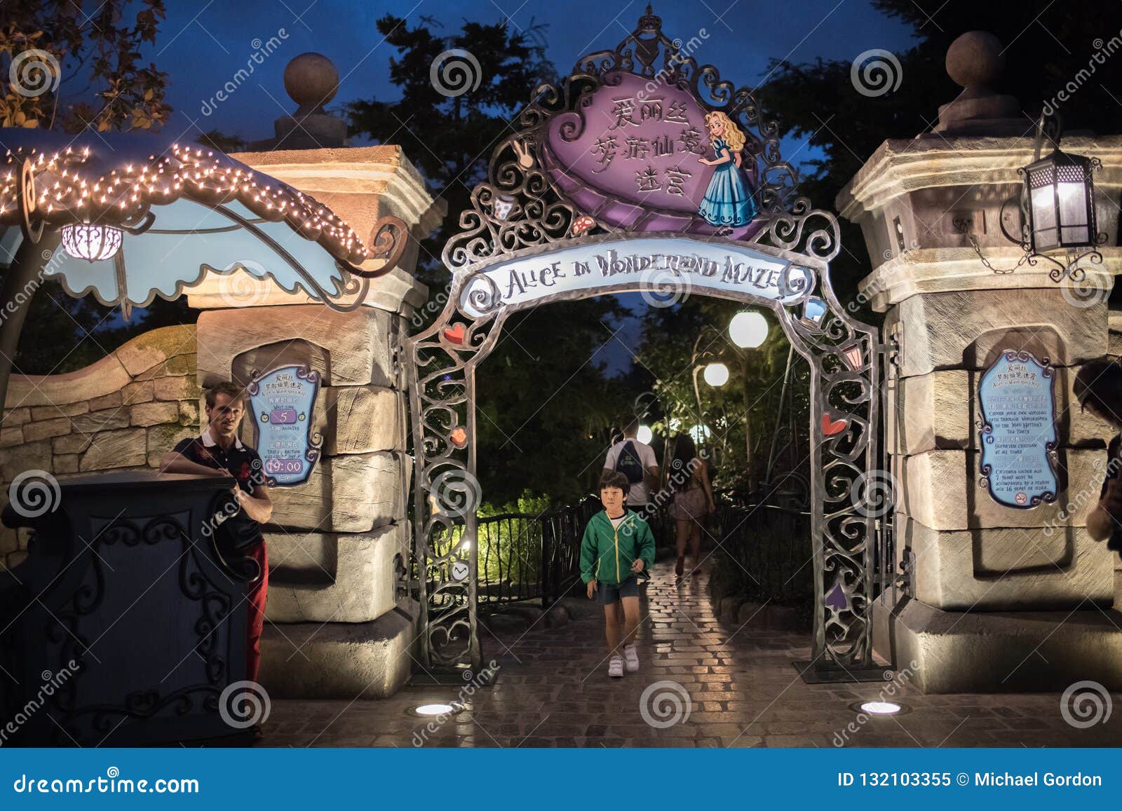 Alicia En Laberinto Del País De Las Maravillas En Shangai Disneyland, China  Imagen editorial - Imagen de continente, encantado: 132103355