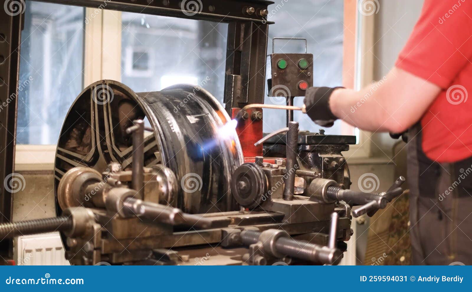 alignment of automobile discs by autogenous welding. auto service and repair of car wheels