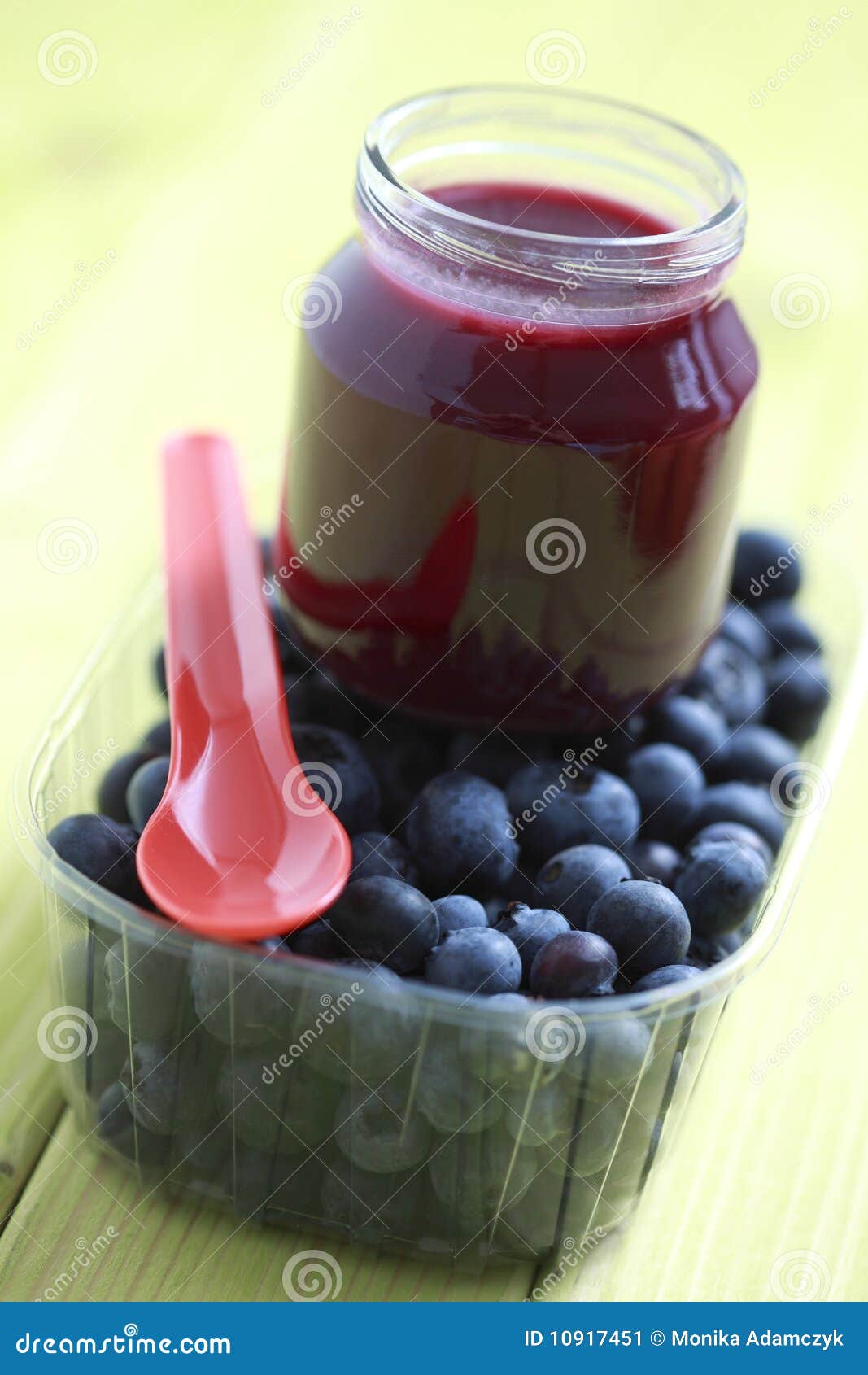 Aliment Pour Bebe Myrtilles Image Stock Image Du Fruits Fruit