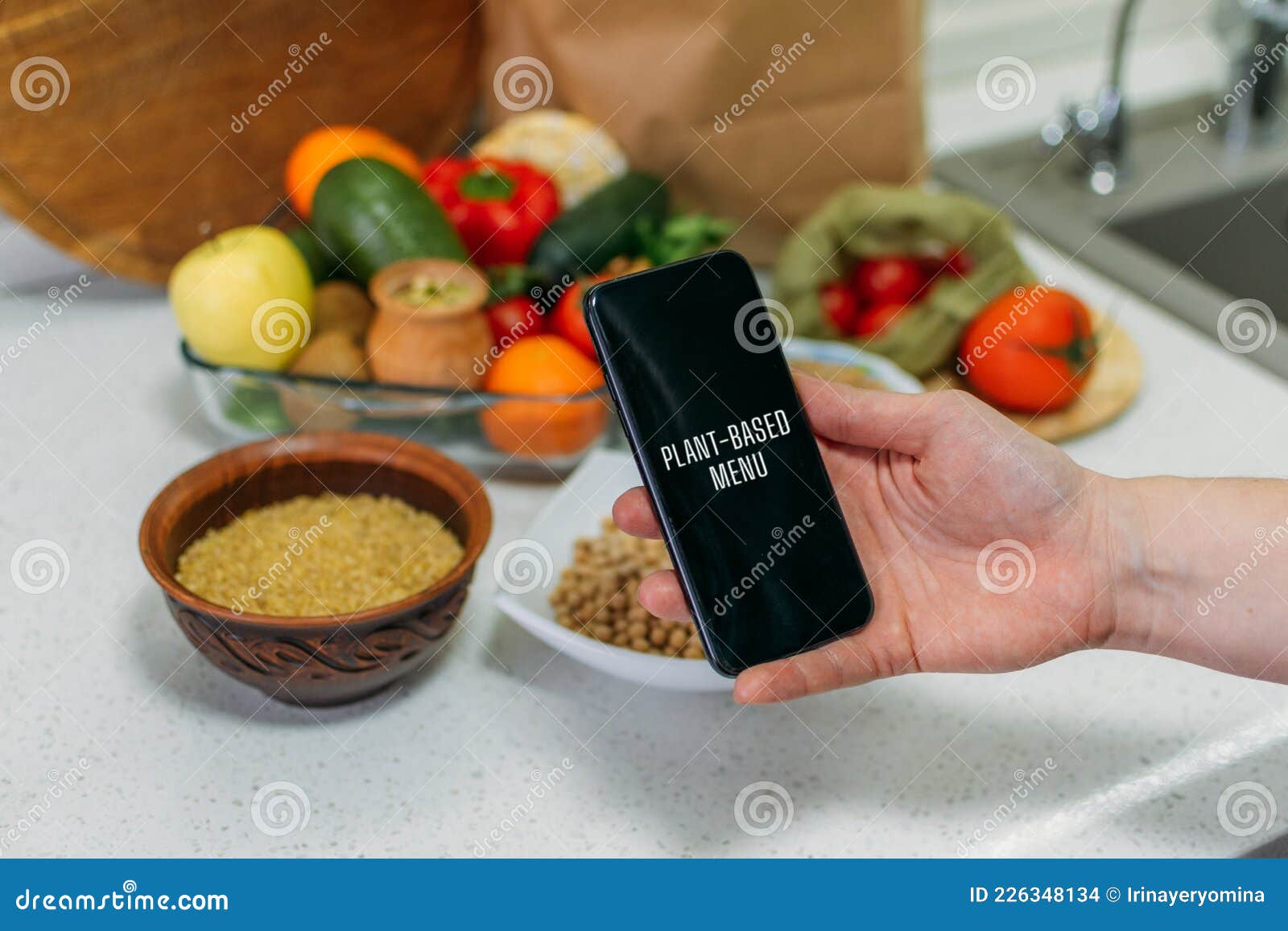 Alimentation à Base De Plantes De Produits De Base Pour Stimuler La Santé.  Téléphone Portable à Main Féminin Avec Recettes De Menu Photo stock - Image  du lumière, cuisine: 226348134