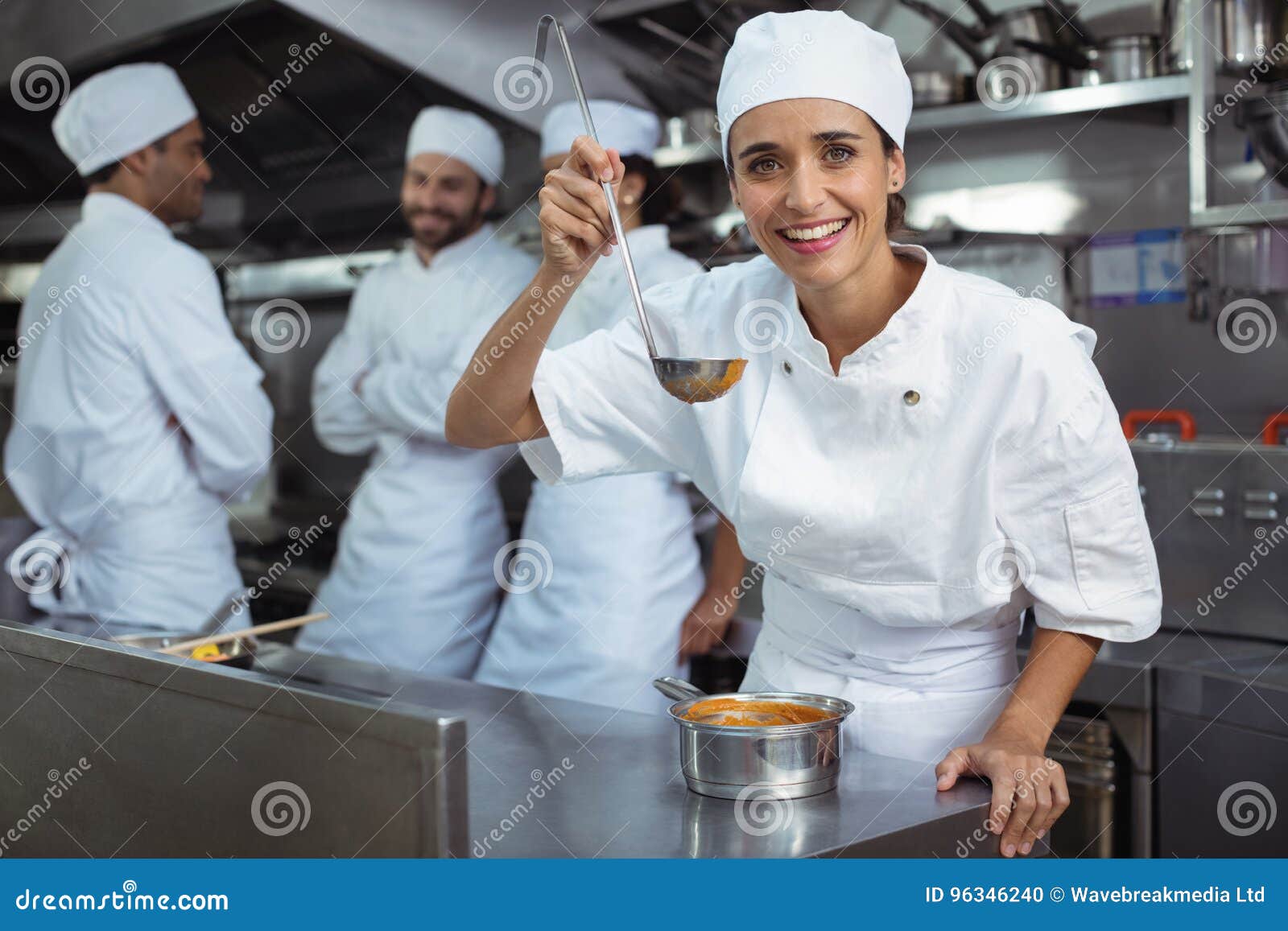 Cara Soprando Numa Colher Para Provar Comida Cozida Foto de Stock - Imagem  de alimento, cozinheiro: 270887440