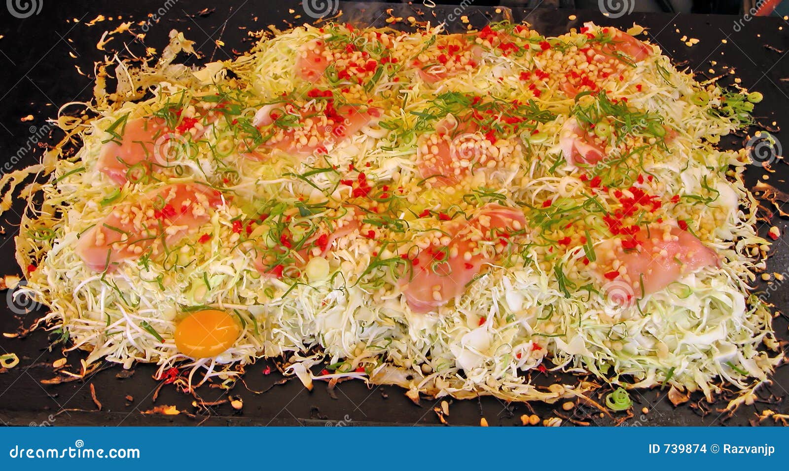 Alimento japonés Okonomiaky-tradicional. Vehículos, huevo y un poco de carne fritos a menudo en los soportes de la calle con la ocasión de diversos festivales japoneses tradicionales.