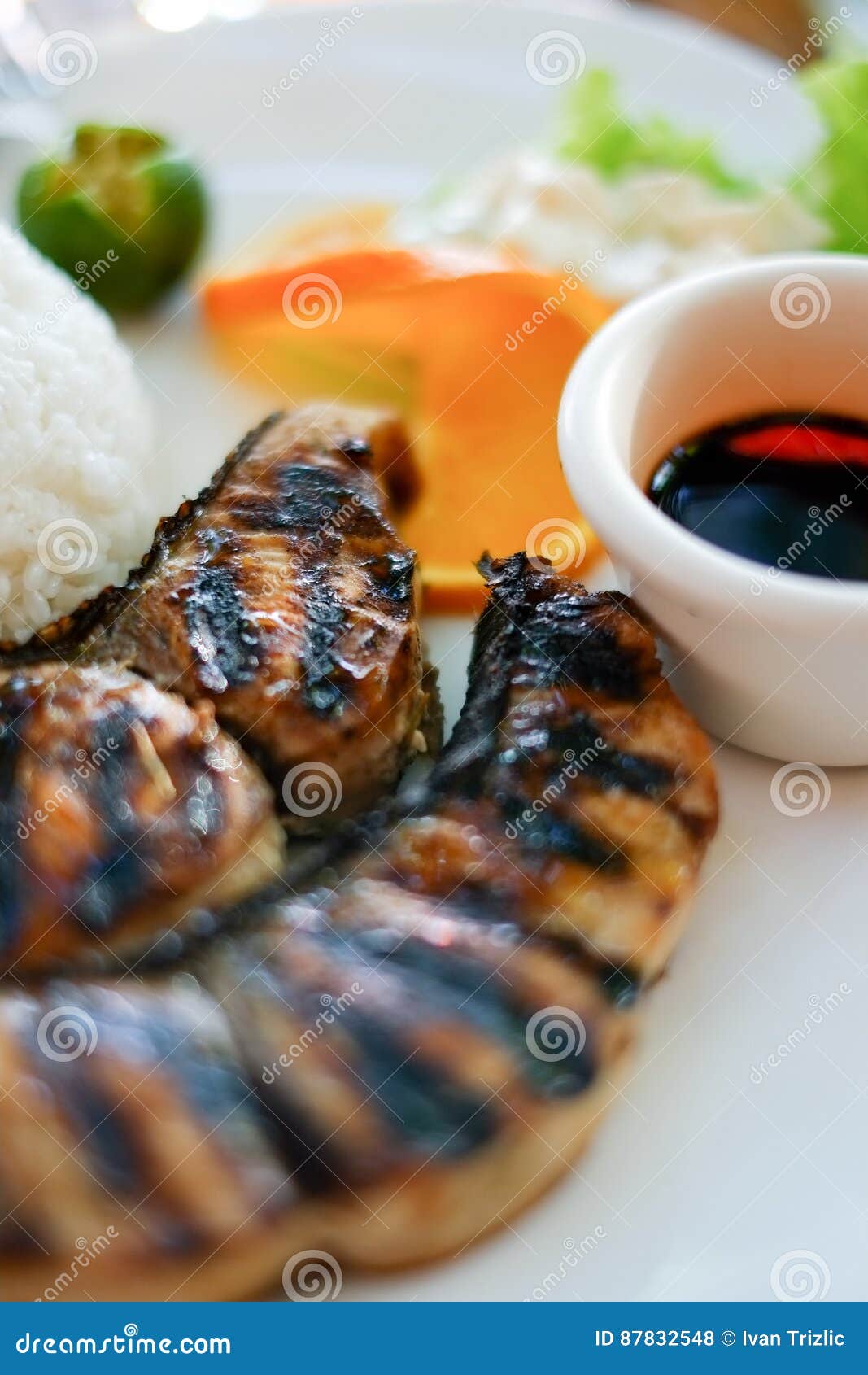 Alimento saudável: Arroz dos peixes do bife e molho de soja em um close-up da placa