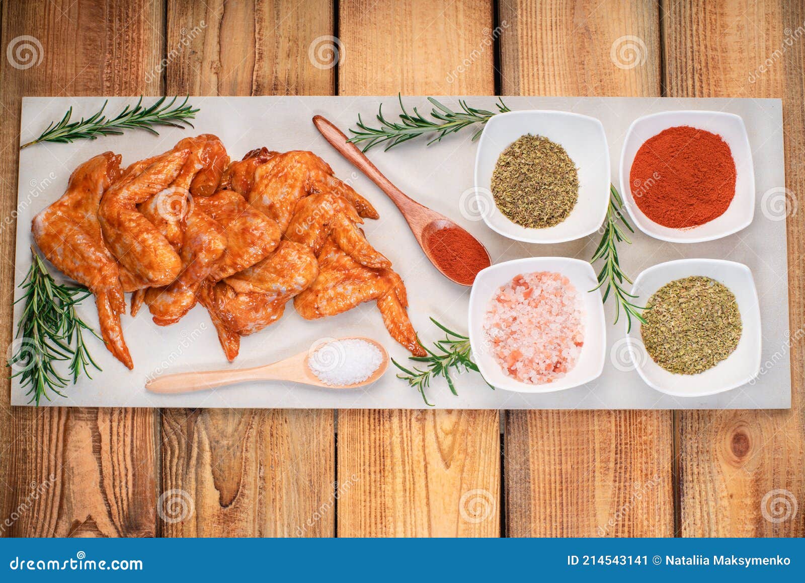 Alitas De Pollo Marinadas Alitas De Pollo Crudo Marinadas En Salsa Roja En  Un Plato Sobre Un Fondo De Madera Con Diferentes Especi Imagen de archivo -  Imagen de cena, parrilla: 214543141