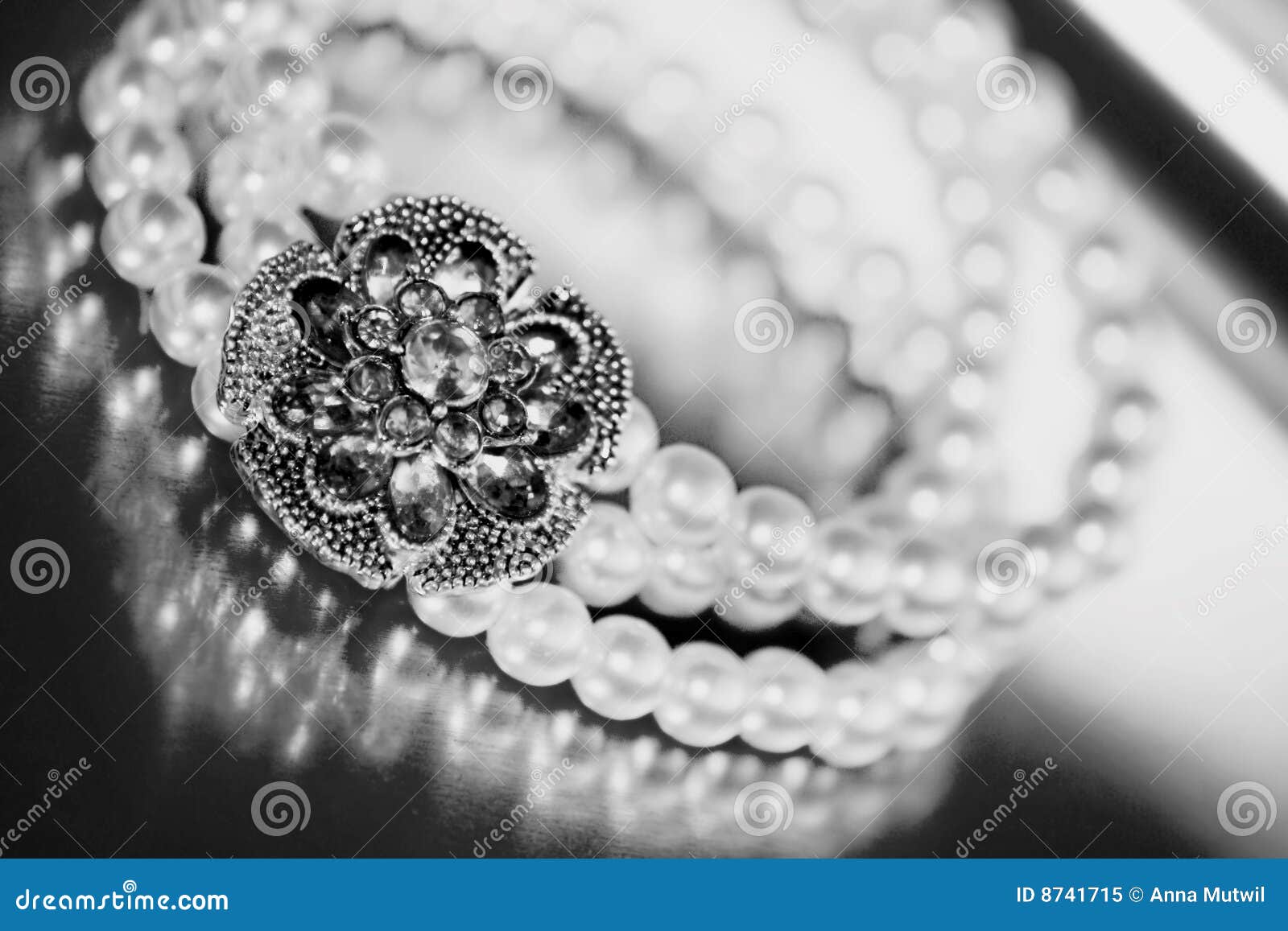 Exquisito Collar De Diamante De 8 Mil, Sorprendente Busto De Joyería De  Gama Alta Que Se Muestra En Lujosa Seda Negra Stock de ilustración -  Ilustración de alto, exquisito: 386629668, image size:1600x1157