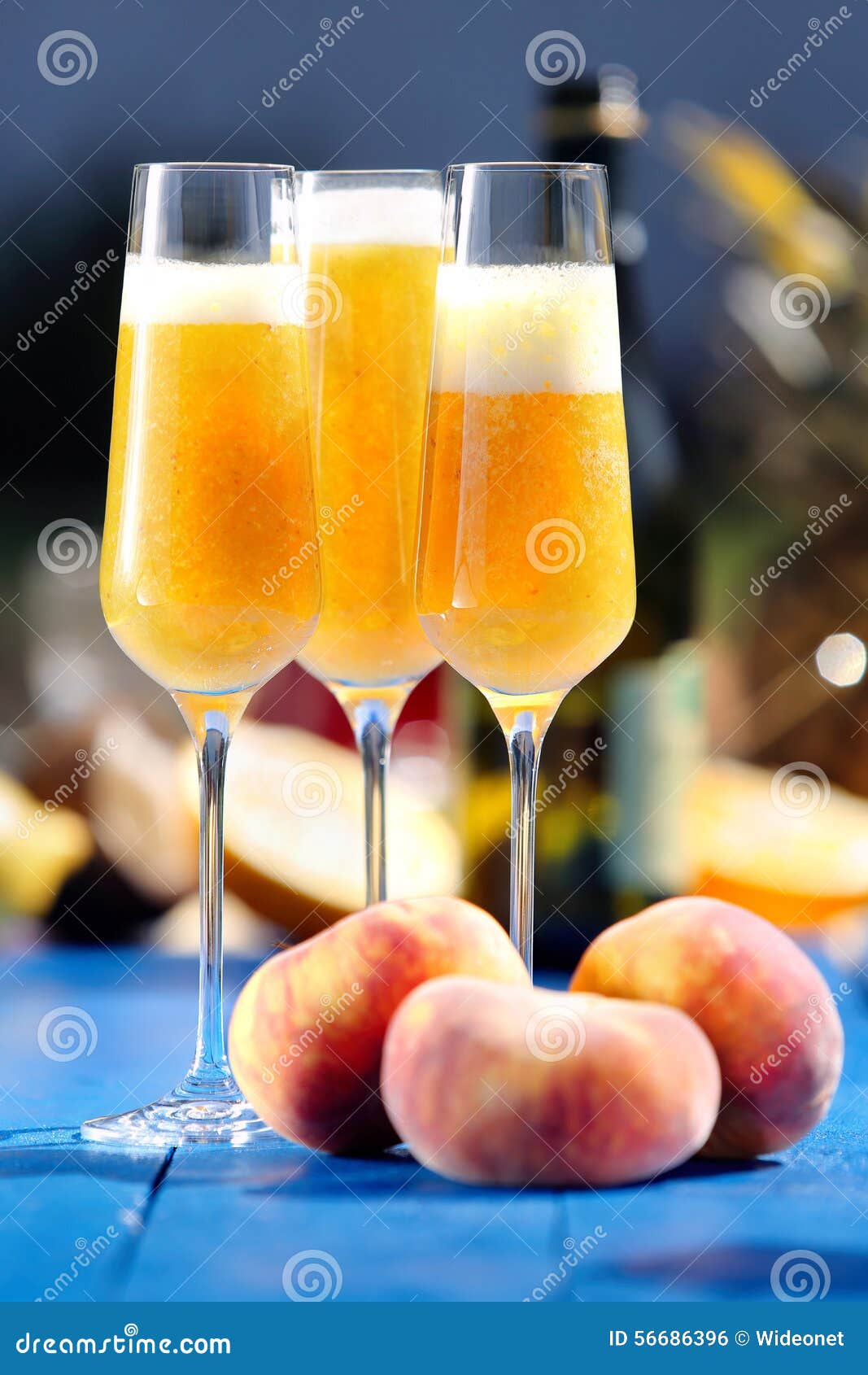 Alkoholisches Cocktail Italiener Bellini Mit Pfirsich Stockfoto - Bild ...