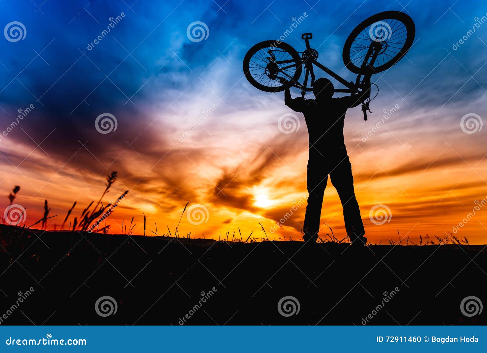Впереди нас ехали спортсмены. Силуэт велосипедист в горах. Огромное солнце и человек велосипедист. Незнакомец с велосипедом. Велосипедист в шлеме на горе.