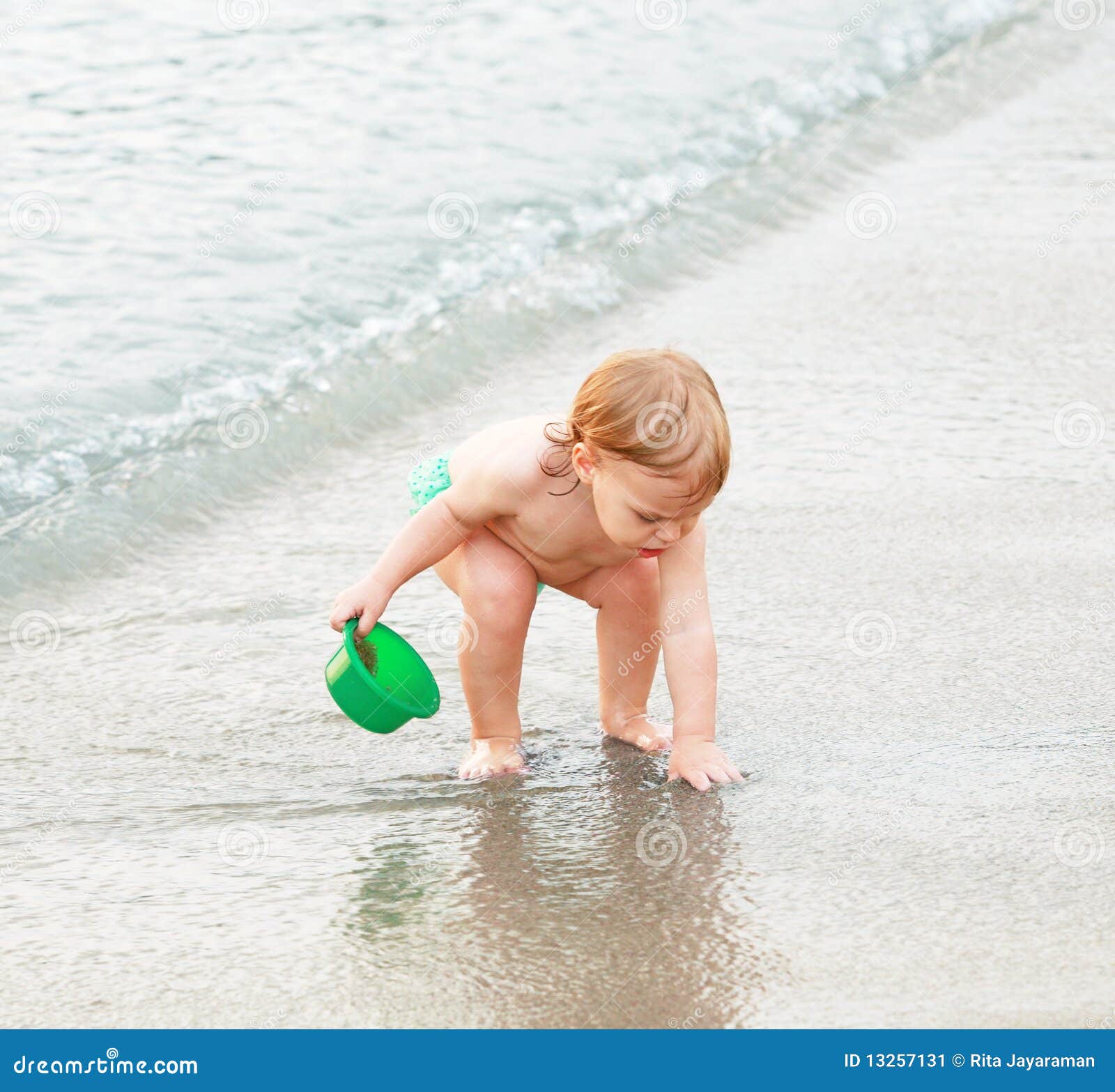 Alla spiaggia. Bambina che gioca sulla spiaggia