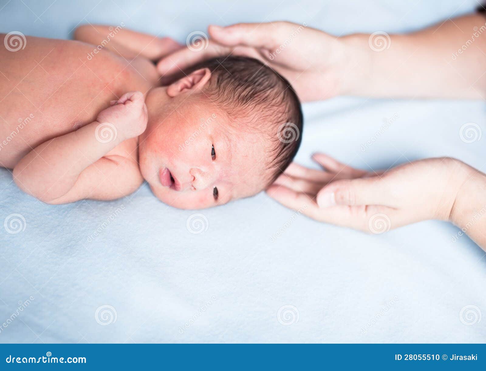 Allaiter Nouveau Ne Japonais De Bebe Photo Stock Image Du Nourrisson Mains Allaiter Nouveau Ne Japonais De Bebe Photo Stock Image Du Nourrisson Mains