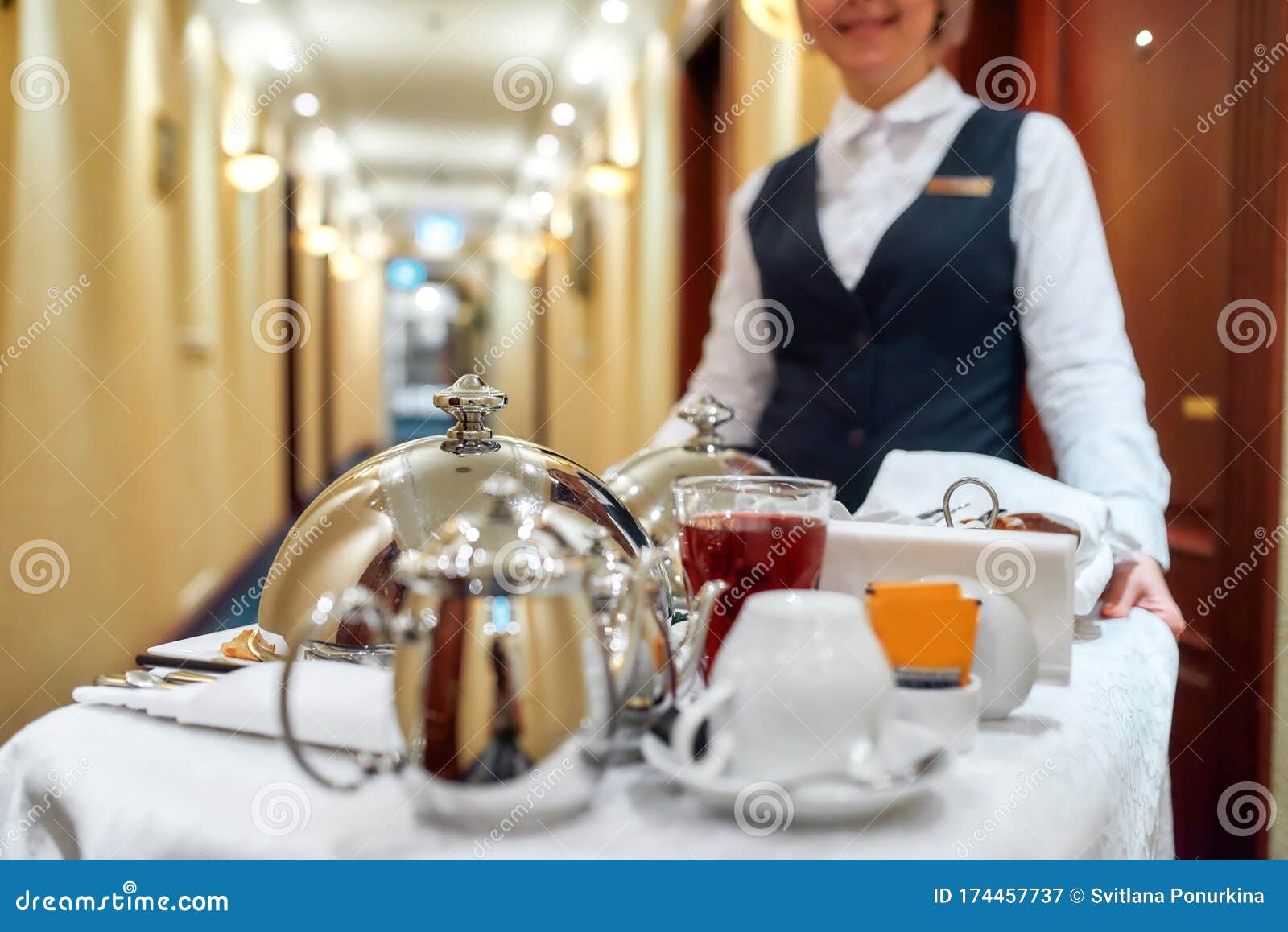 Alle Sie Notwendigkeit Kellnerin in Uniform, Die Behälter Mit  Nahrungsmitteln in Einem Raum Des Hotels Bietet Zimmerservice Konze  Stockbild - Bild von mädchen, platten: 174457737