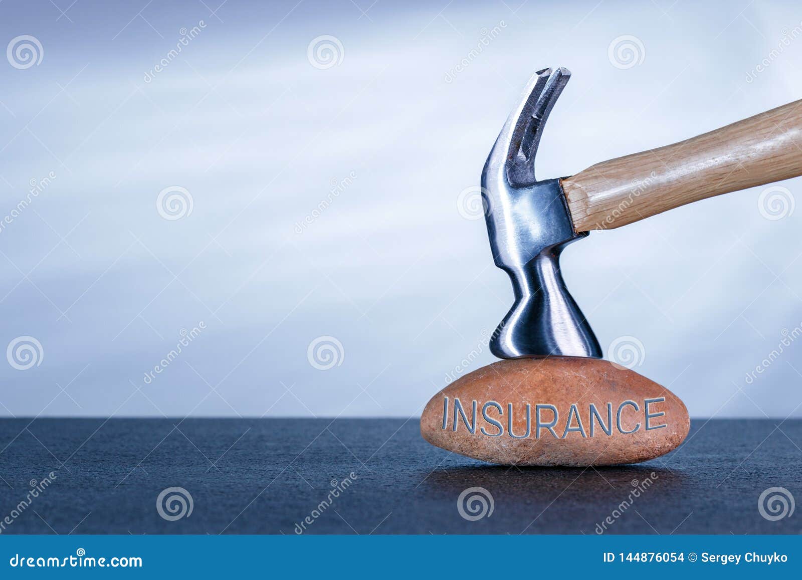 Alle Typen Versicherung Hammer-Symbolzerst?rung, Gefahr Stein-Symbol  Sch?tzend Stockfoto - Bild von symbol, schwierigkeit: 144876054