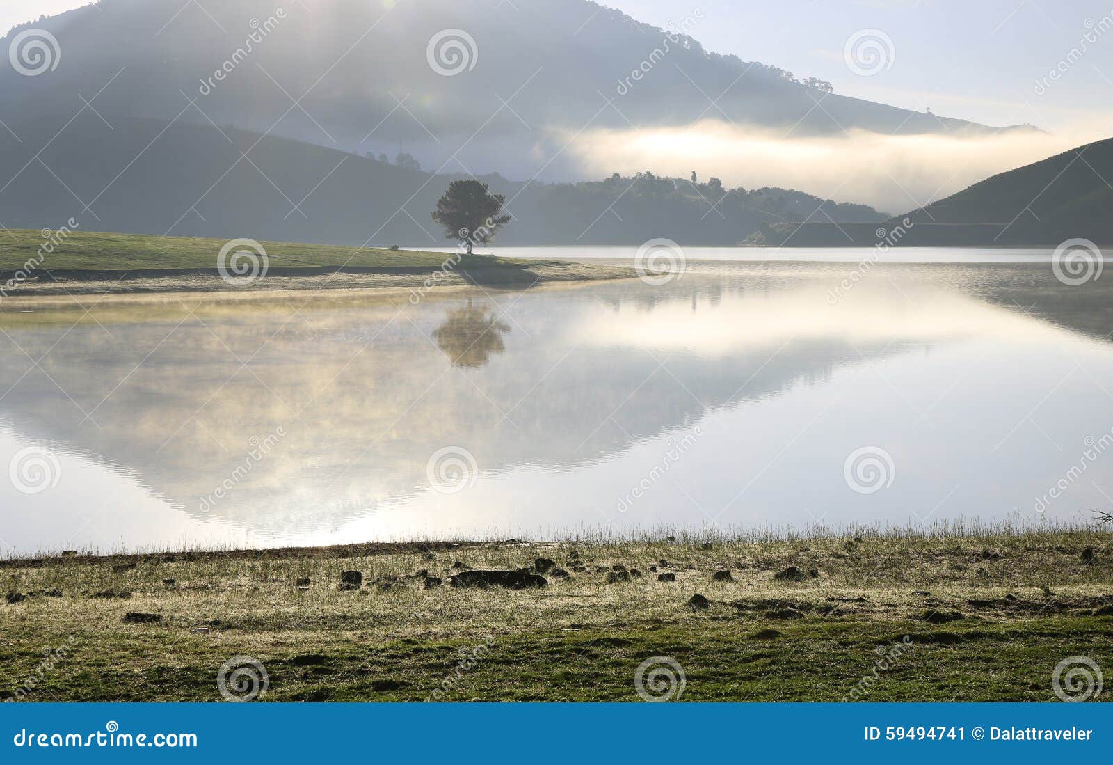 Allein im See stockbild. Bild von jahre, porträt, asien - 59494741