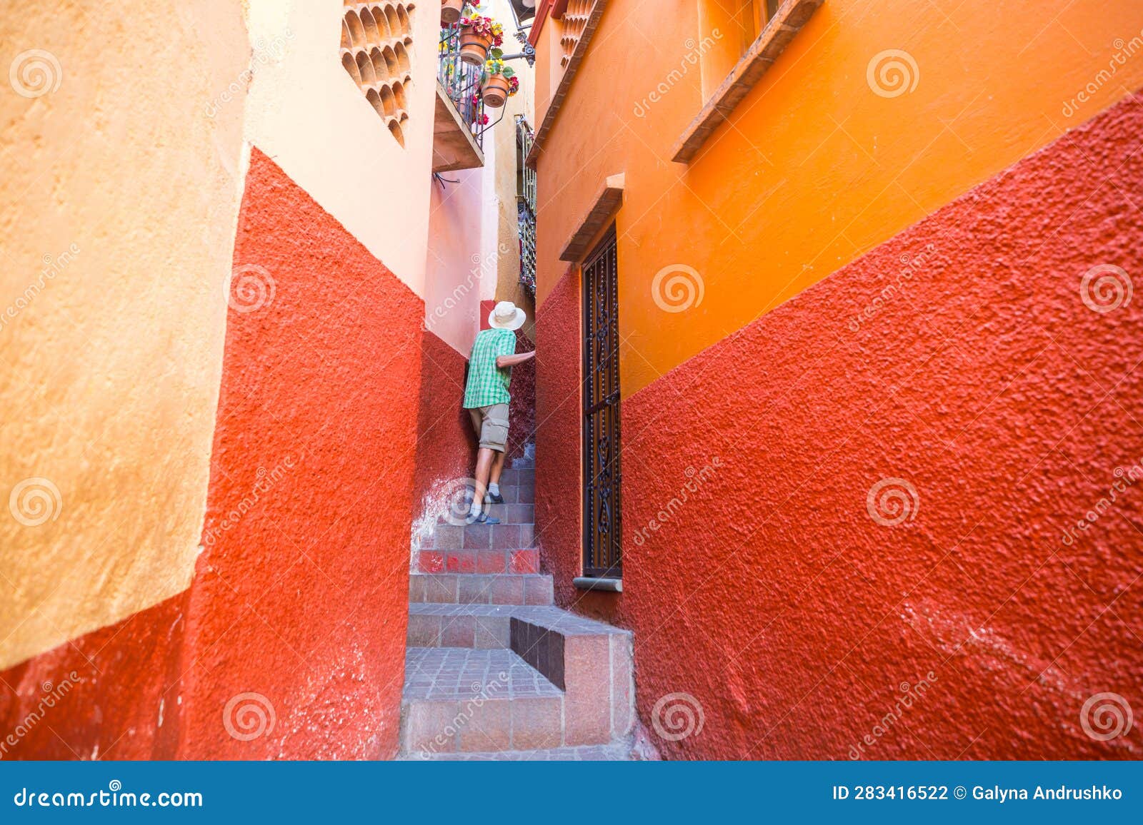 alley of the kiss