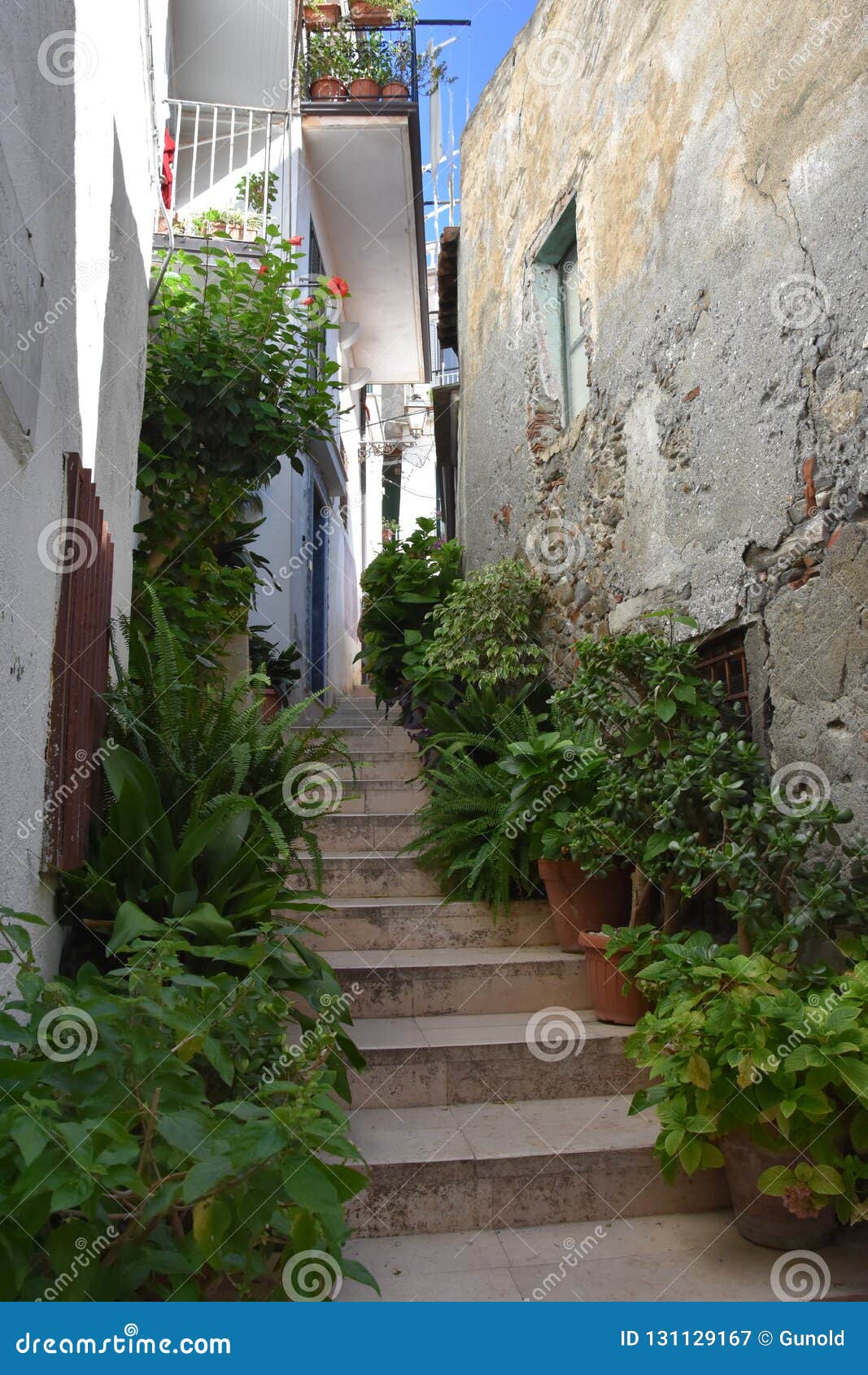 alleyway in diamante, village of the murales in calabria