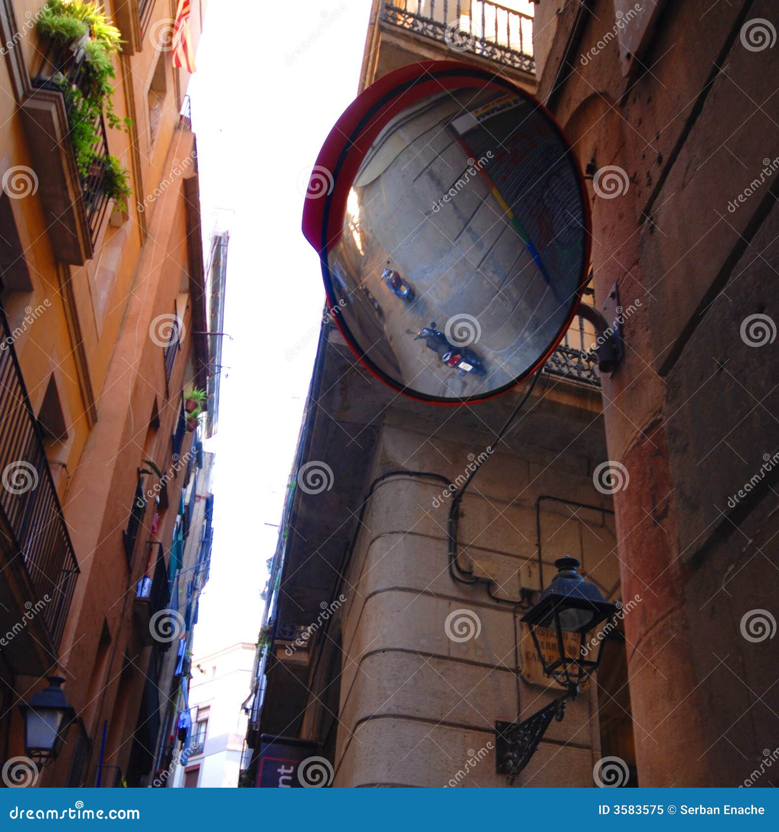 alleyway between buildings