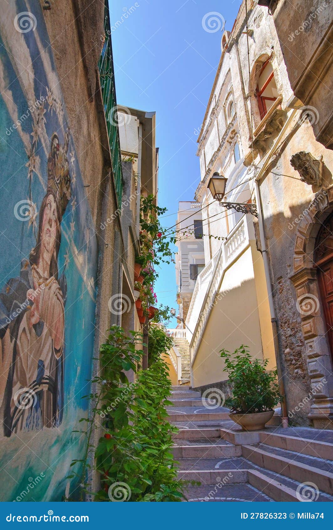 alleyway. diamante. calabria. italy.